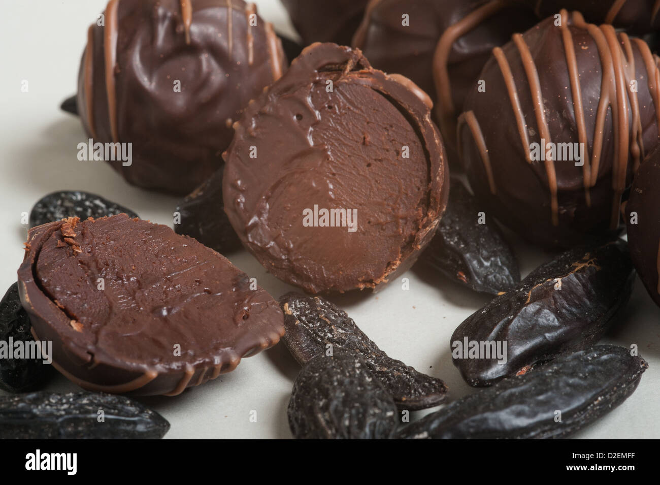 Handgemachte dunkle Schokoladen-Trüffel Stockfoto