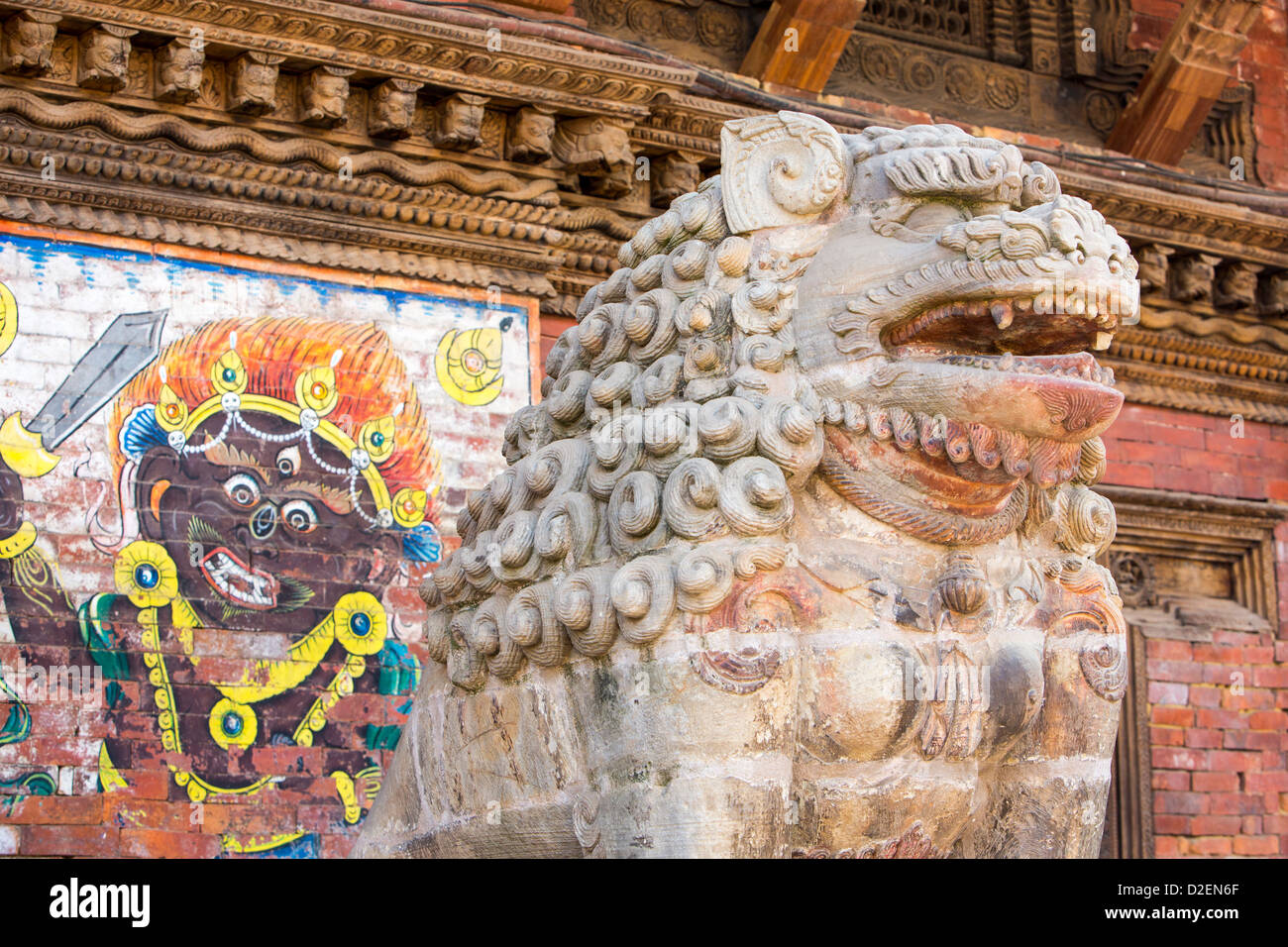 Eine Löwenstatue in Kathmandu Durbar Square. Der Platz ist ein UNESCO-Weltkulturerbe, Stockfoto