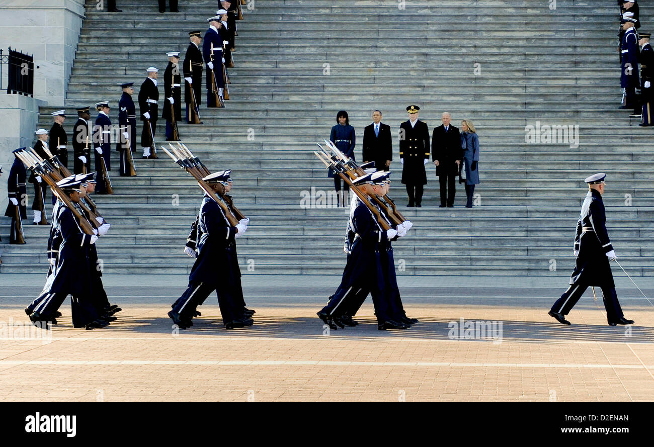 Die United States Air Force Honor Guard durchführen und überprüfen, wie Frau Jill Biden, Vizepräsident Joe Biden, Präsident Barack Obama und First Lady Michelle Obama das US Capitol für die Einweihung Parade Pennsylvania Avenue hinunter ins Weiße Haus 21. Januar 2013 in Washington, D.C. fahren. Stockfoto