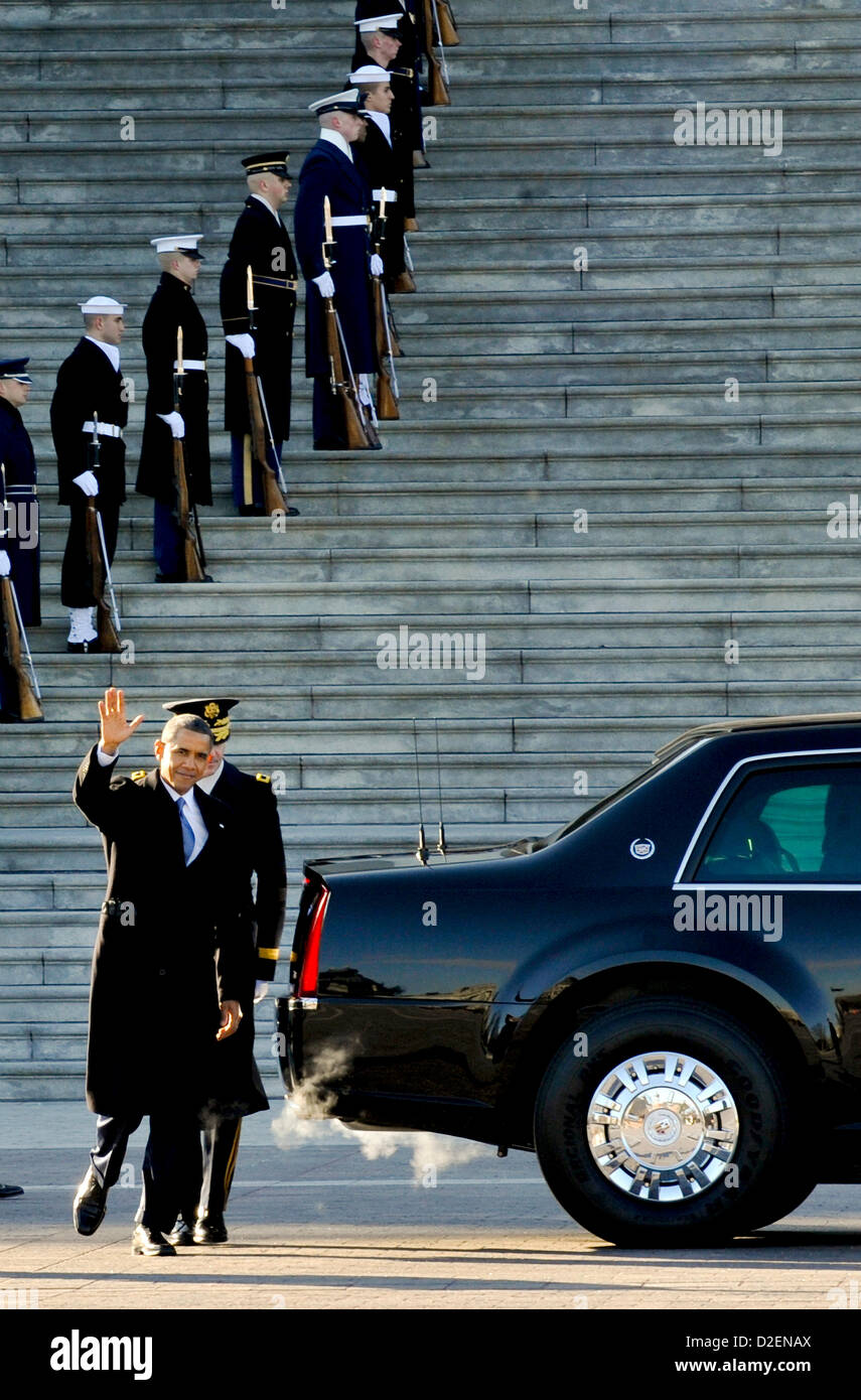 US-Präsident Barack Obama "Wellenlinien" wie er das US Capitol für die Einweihung Parade Pennsylvania Avenue hinunter ins Weiße Haus 21. Januar 2013 in Washington, DC fährt. Stockfoto