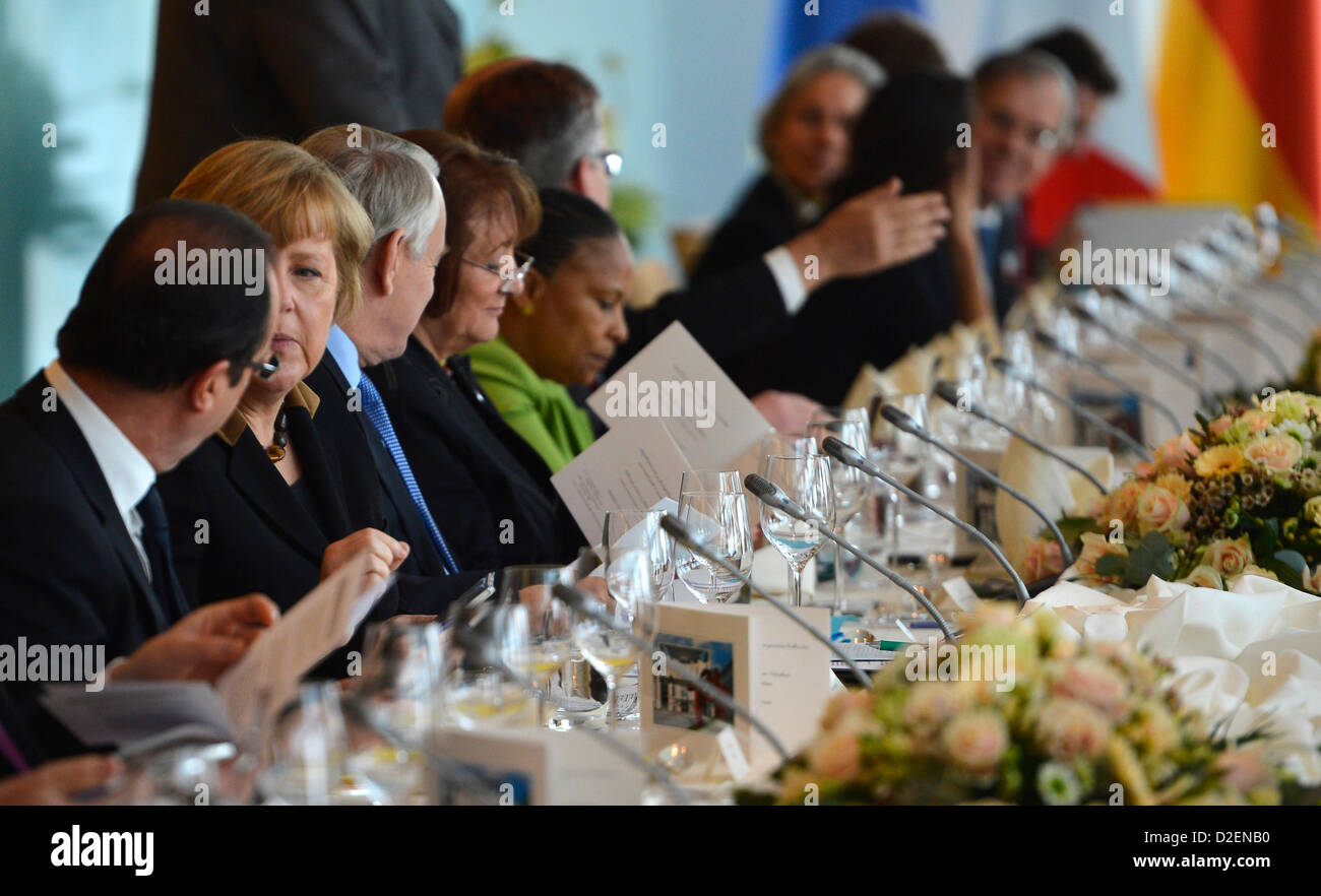 Französische Präsident Francois Hollande (L) spricht Bundeskanzlerin Angela Merkel, wie sie die Deutsch-französische Kabinettssitzung am 22. Januar 2013 in Berlin als Teil der Feierlichkeiten besuchen anlässlich 50 Jahre seit dem Elysee-Vertrag nach WWII Deutsch-französische Zusammenarbeit ins Leben gerufen. Bei der Unterzeichnung der Wahrzeichen-Vertrags am 22. Januar 1963, dann versiegelt französischen Präsidenten Charles de Gaulle und der deutsche Bundeskanzler Konrad Adenauer eine neue Ära der Versöhnung zwischen den ehemaligen Feinden die Europäische Einheit da getrieben hat. Foto: Odd Andersen Dpa +++(c) Dpa - Bildfunk +++ Stockfoto