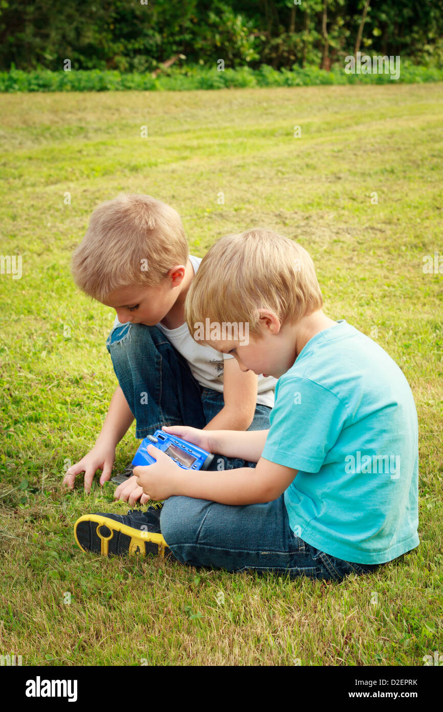 Zwei Brüder auf dem Rasen spielen. Stockfoto