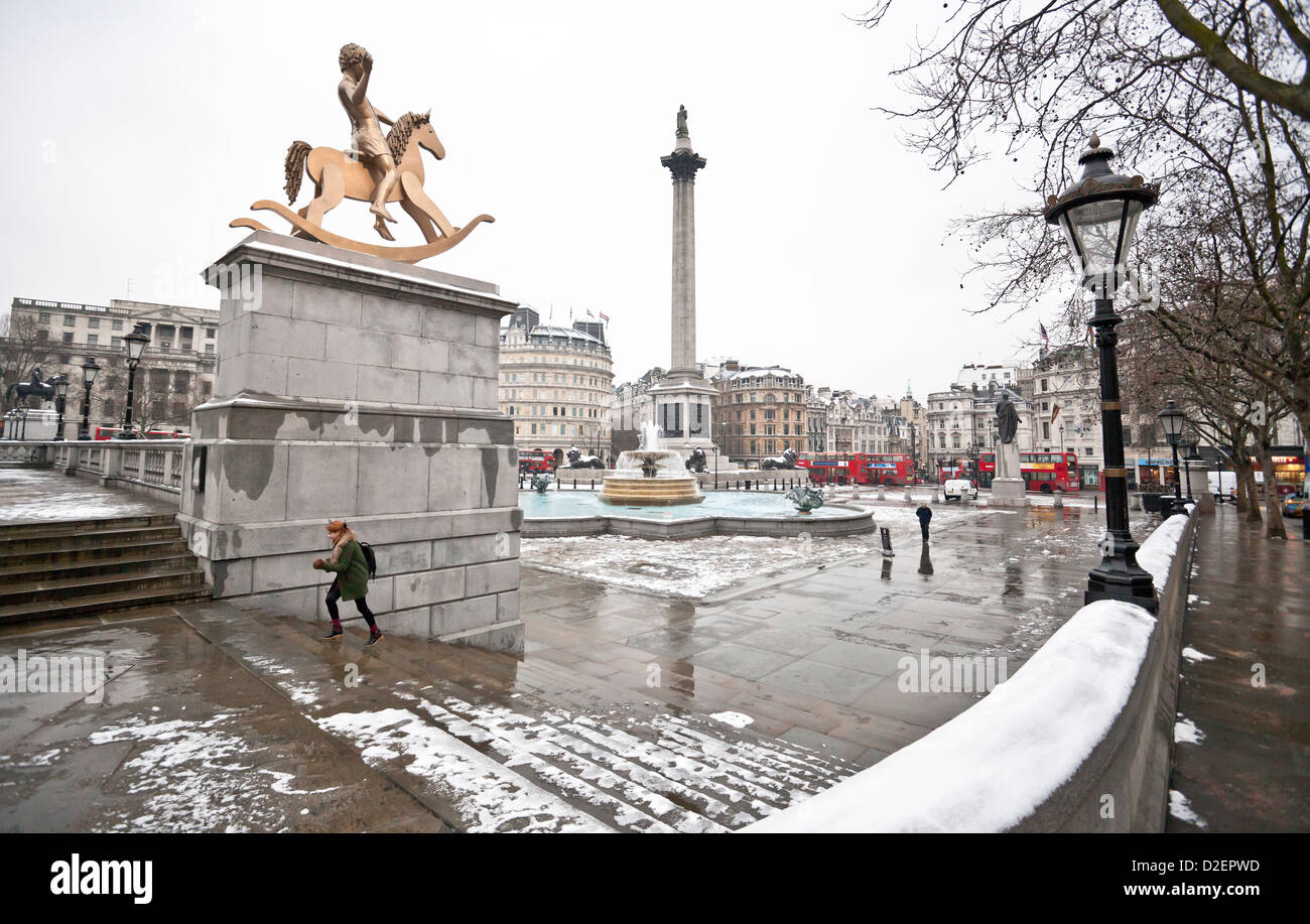 Trafalgar Square an einem verschneiten winter Morgen, London, England, UK Stockfoto