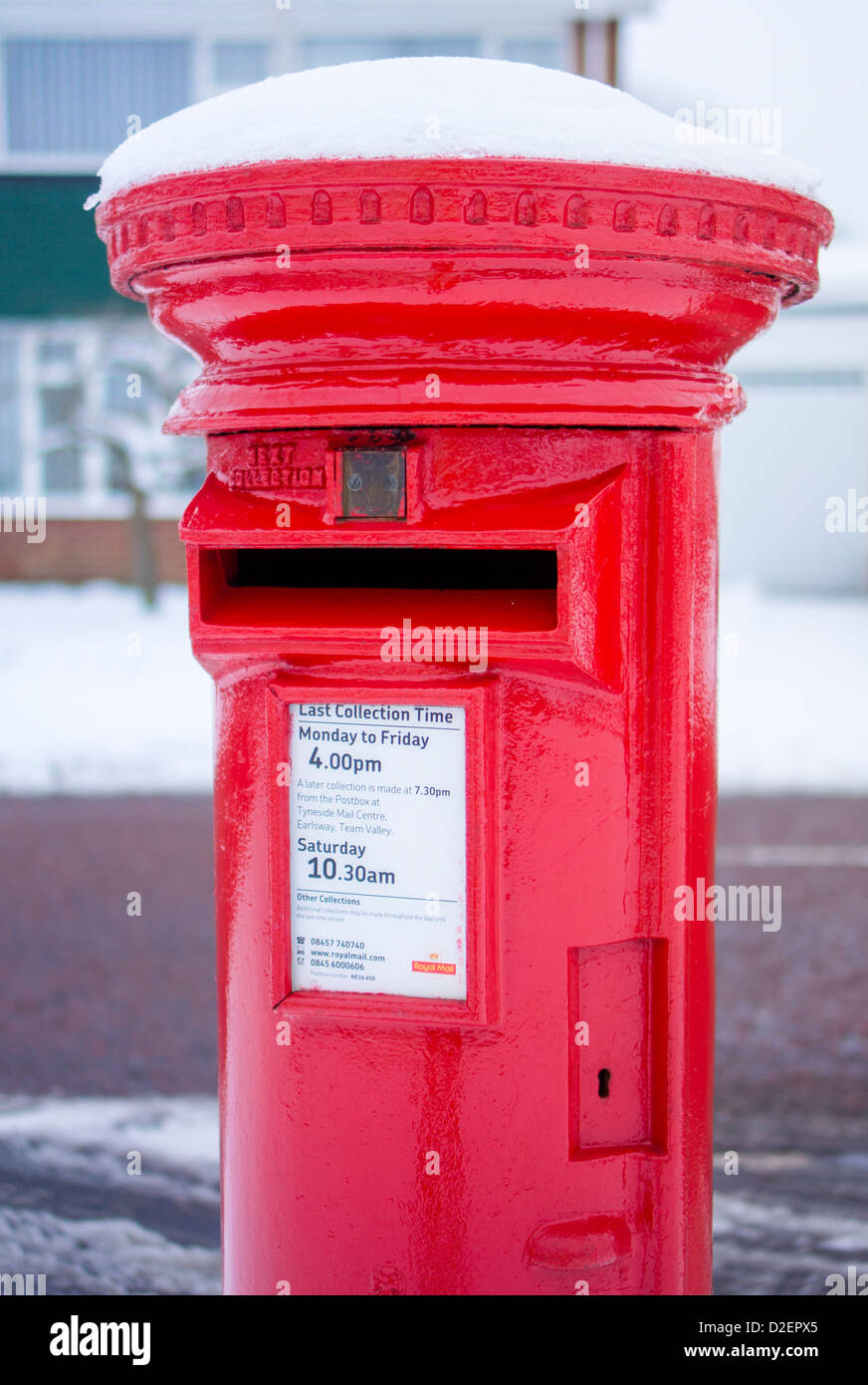 Einen traditionellen roten Briefkasten im Winter. Stockfoto