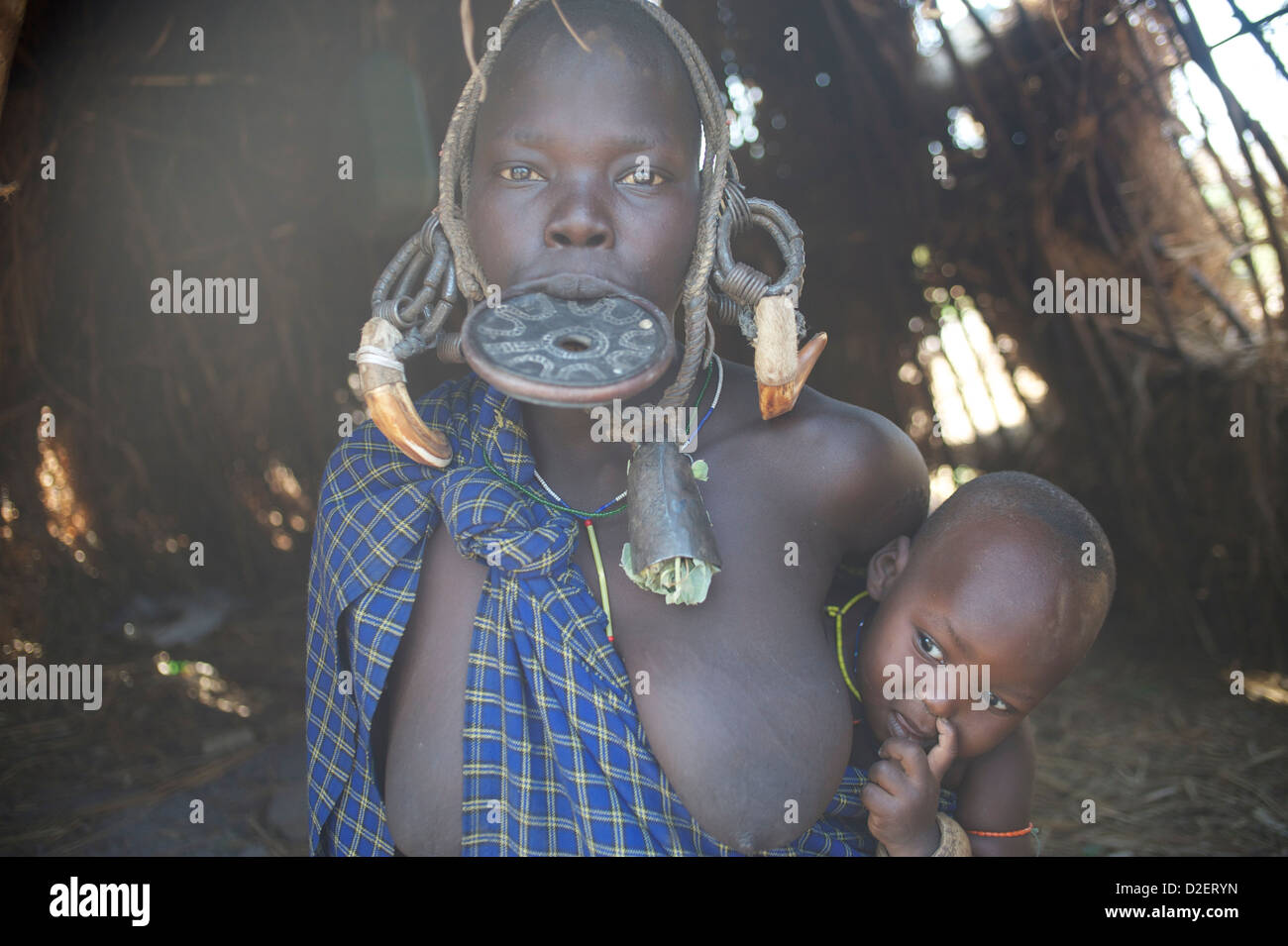 Mursi Indianerin mit Bi Lippe Stockfoto