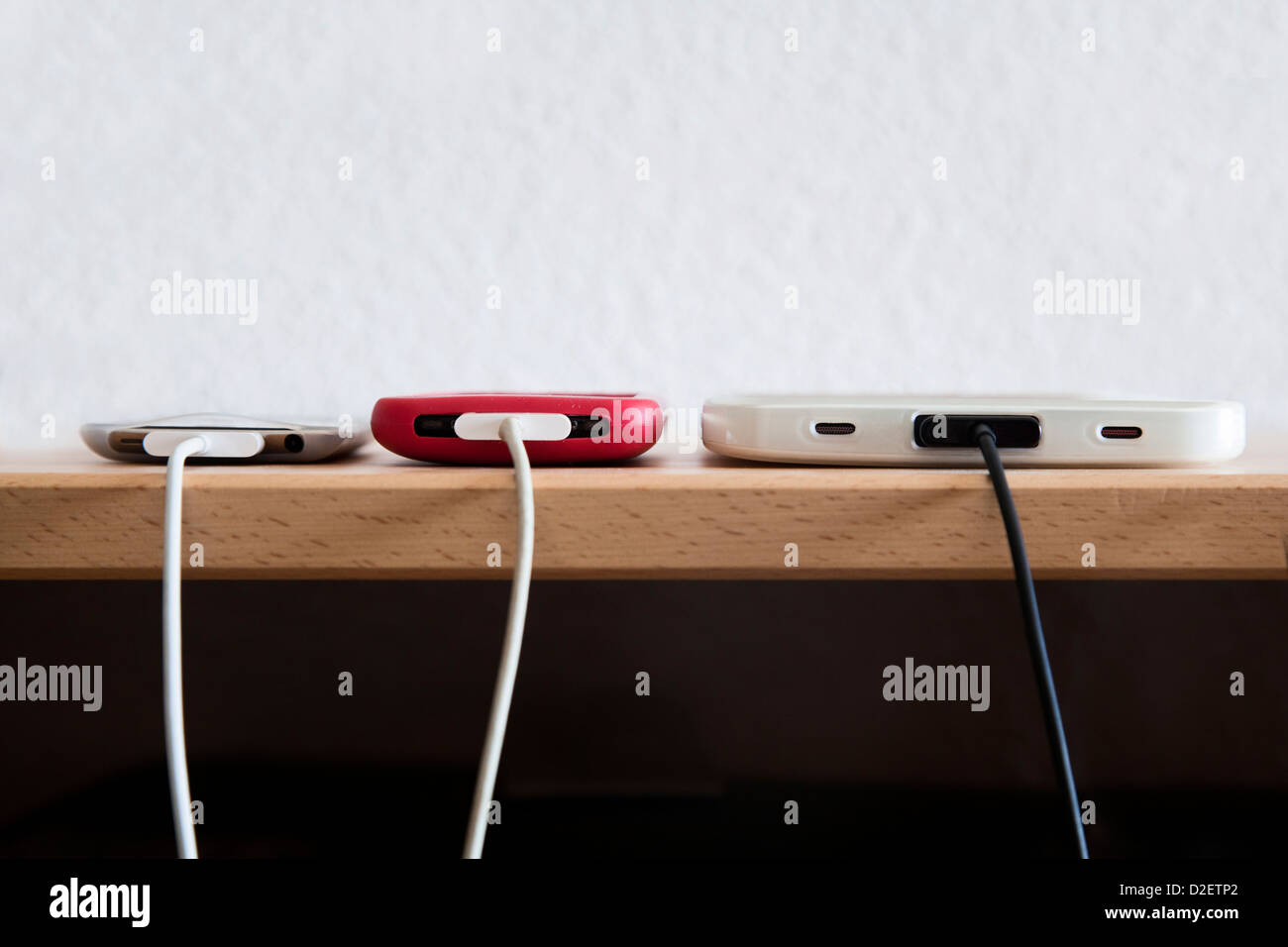 Mobile elektronische Geräte aufladen der Batterien. Stockfoto