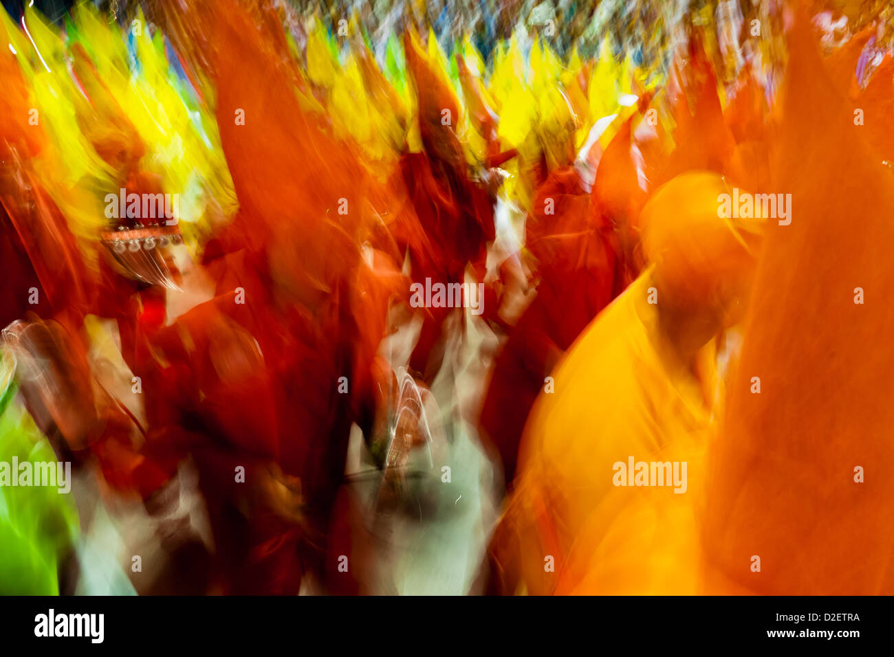 Die Trommeln Abschnitt Mocidade Samba-Schule führt während der Karnevalsumzug am Sambadrome in Rio De Janeiro, Brasilien. Stockfoto