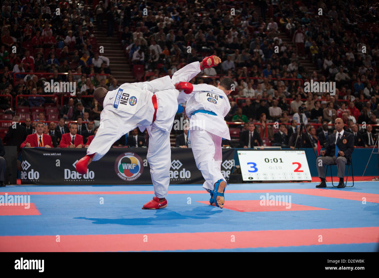 Sheppard (L) des Nederlands gegen Hamadini(R) von Algerien bekämpft. Während der World Karate Championship 2012, Paris Frankreich. Stockfoto