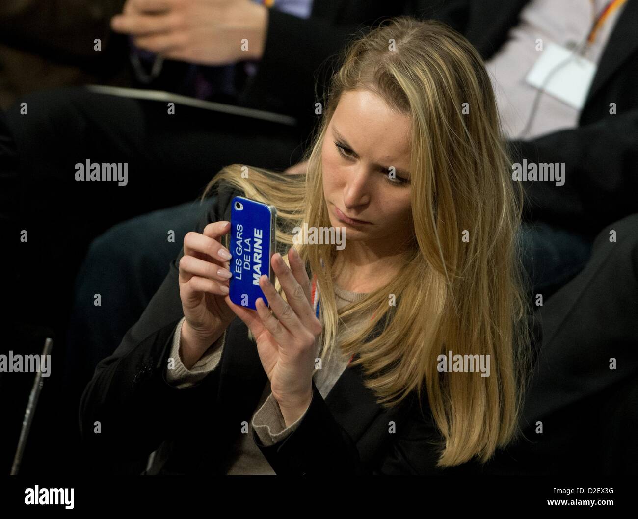 Enkelin des Gründers der französischen Front Nationale Le Pen, Marion Marechal-Le Pen (FN), nimmt ein Bild mit ihrem Smartphone bei einem Treffen der deutschen und französischen Abgeordneten im Deutschen Bundestag in Berlin, Deutschland, 22. Januar 2013. "Les Gares De La Marine" steht auf ihr Handy. Feierlichkeiten statt zum 50. Jahrestag der Unterzeichnung des Elysée-Vertrags am 22. Januar 1963. Foto: SOEREN STACHE Stockfoto