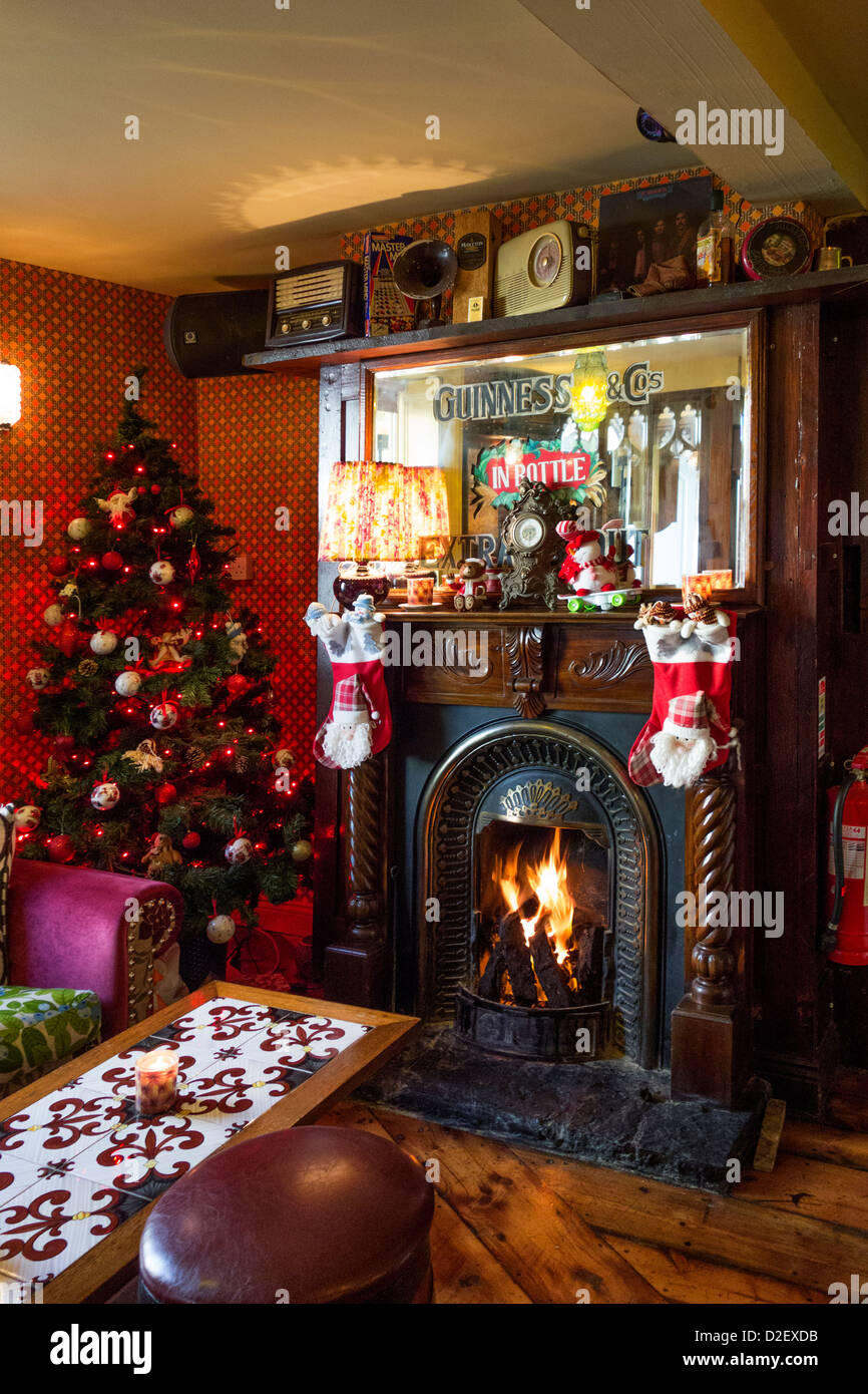 Eine gemütliche Ecke eines Irish Pub für Weihnachten geschmückt. Die Snug Bar, Schären, County Dublin, Irland Stockfoto