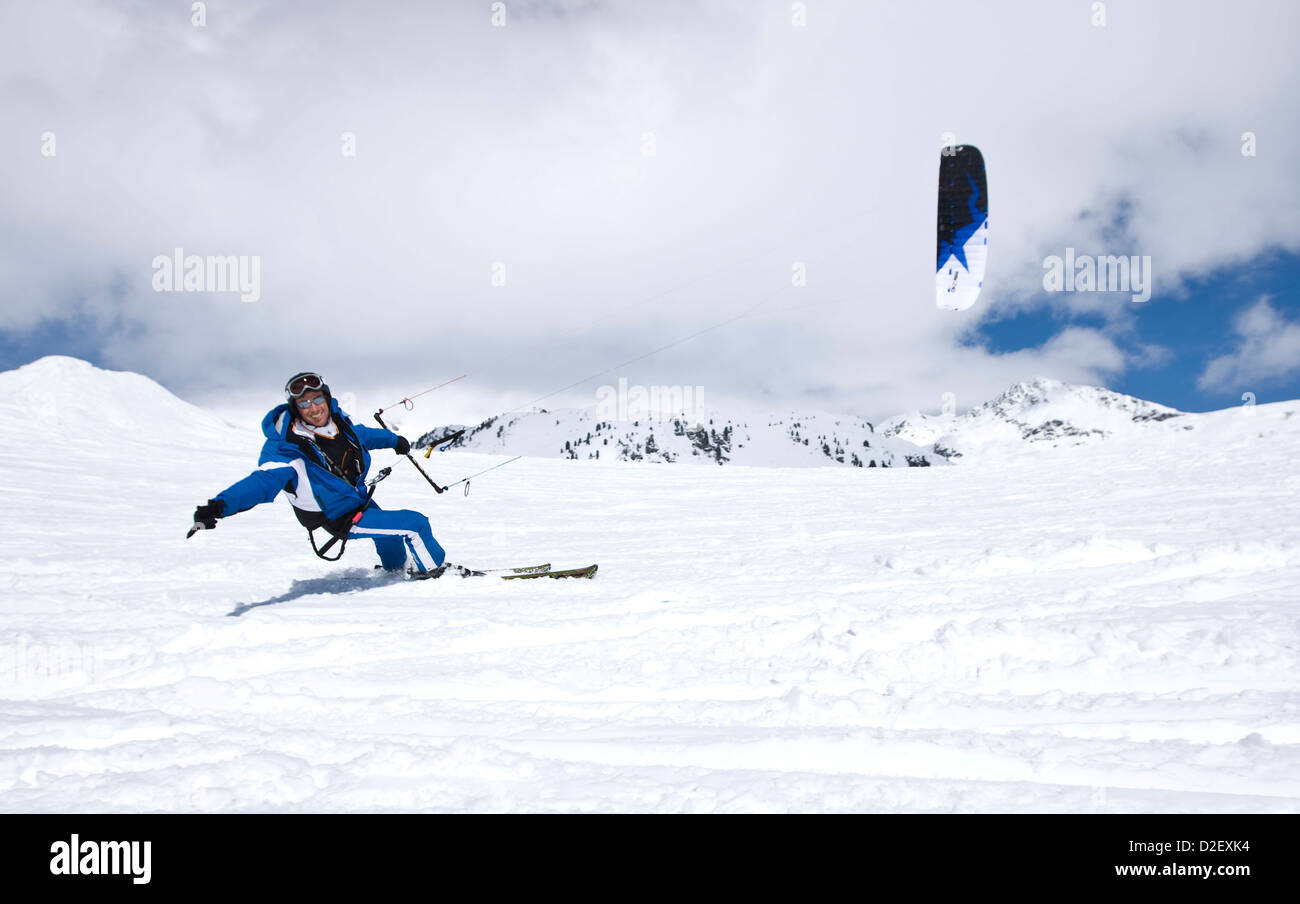 Kite-Skifahren auf Berggipfeln in Österreich Stockfoto