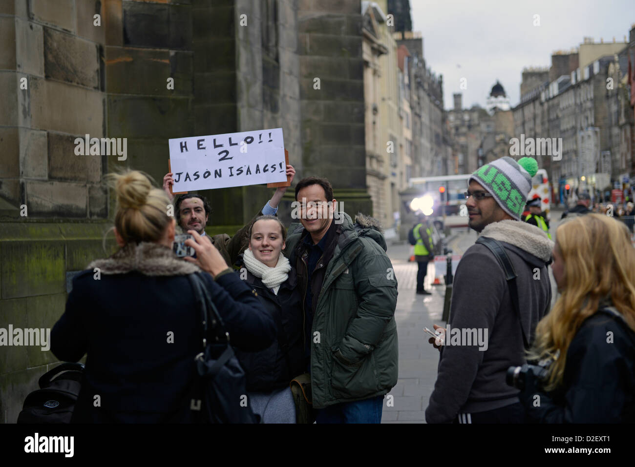 Fans kommen Bild aufgenommen mit dem Schauspieler Jason Isaacs in Edinburgh Dreharbeiten BBC Anamnese.  Er spielt Ermittler Jackson Brodie. Stockfoto