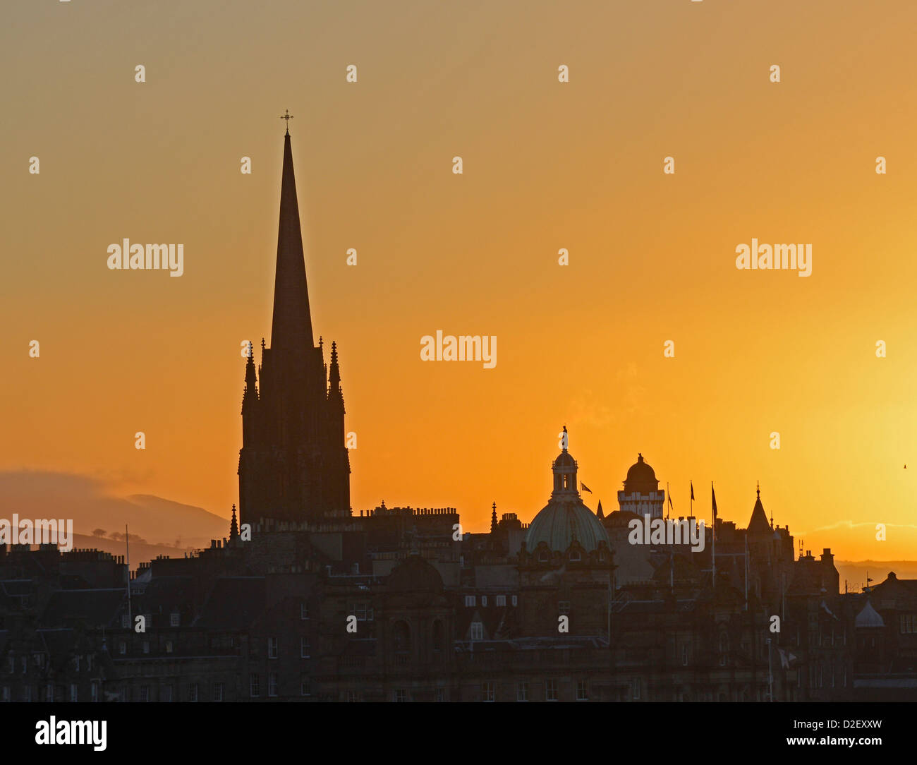 Edinburgh-Skyline bei Sonnenuntergang, gesehen vom Calton Hill Stockfoto