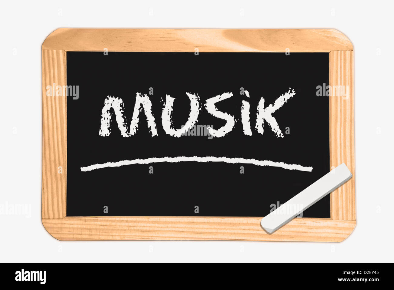 Detail-Foto von einer Tafel mit der deutschen Aufschrift Musik, weiße Kreide liegt in einer Ecke Stockfoto