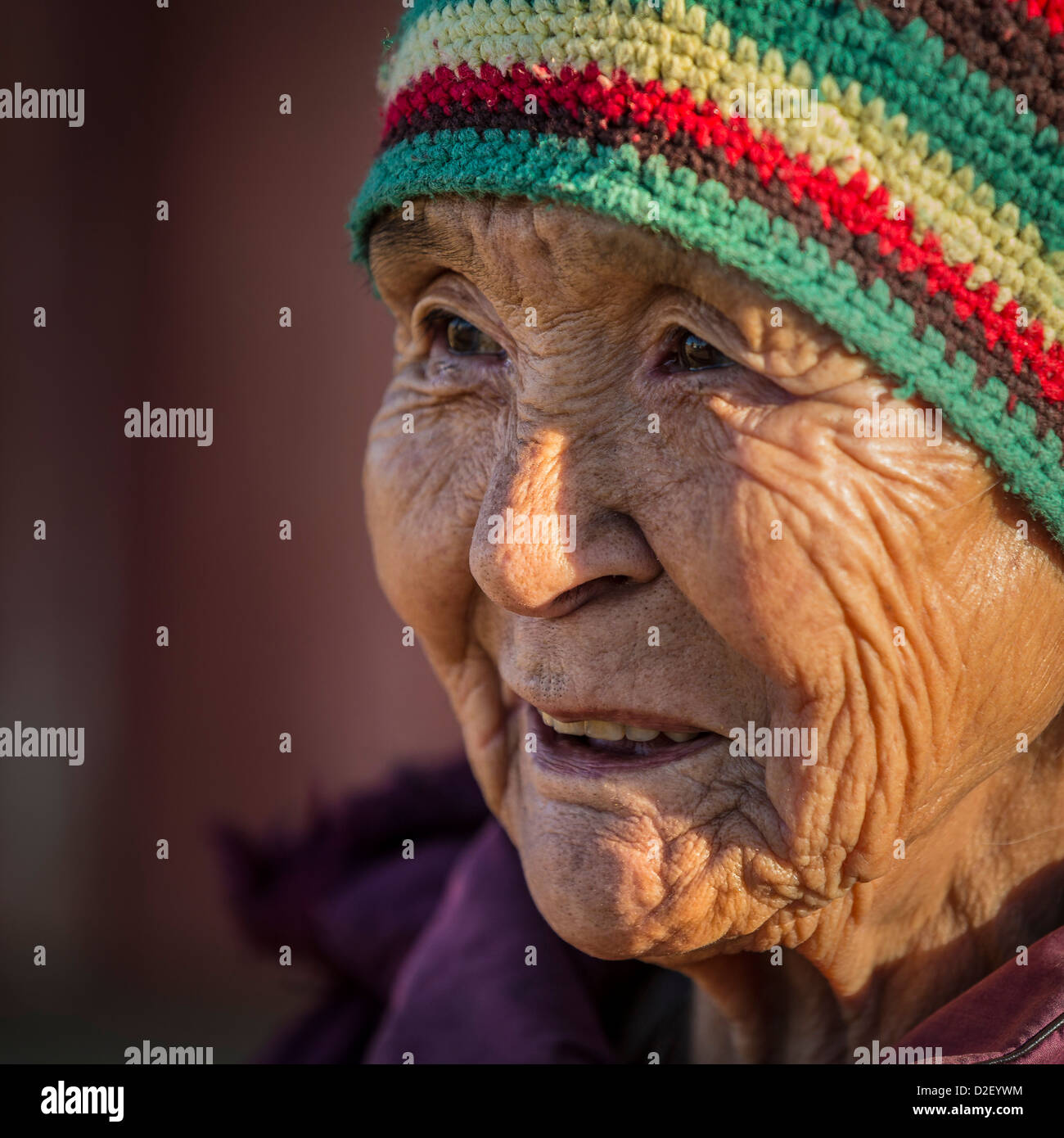 Ältere Inuit-Frau in das Dorf von Ittoqqortoormiit (Scoresbysund), Gemeinde Sermersooq, Grönland Stockfoto