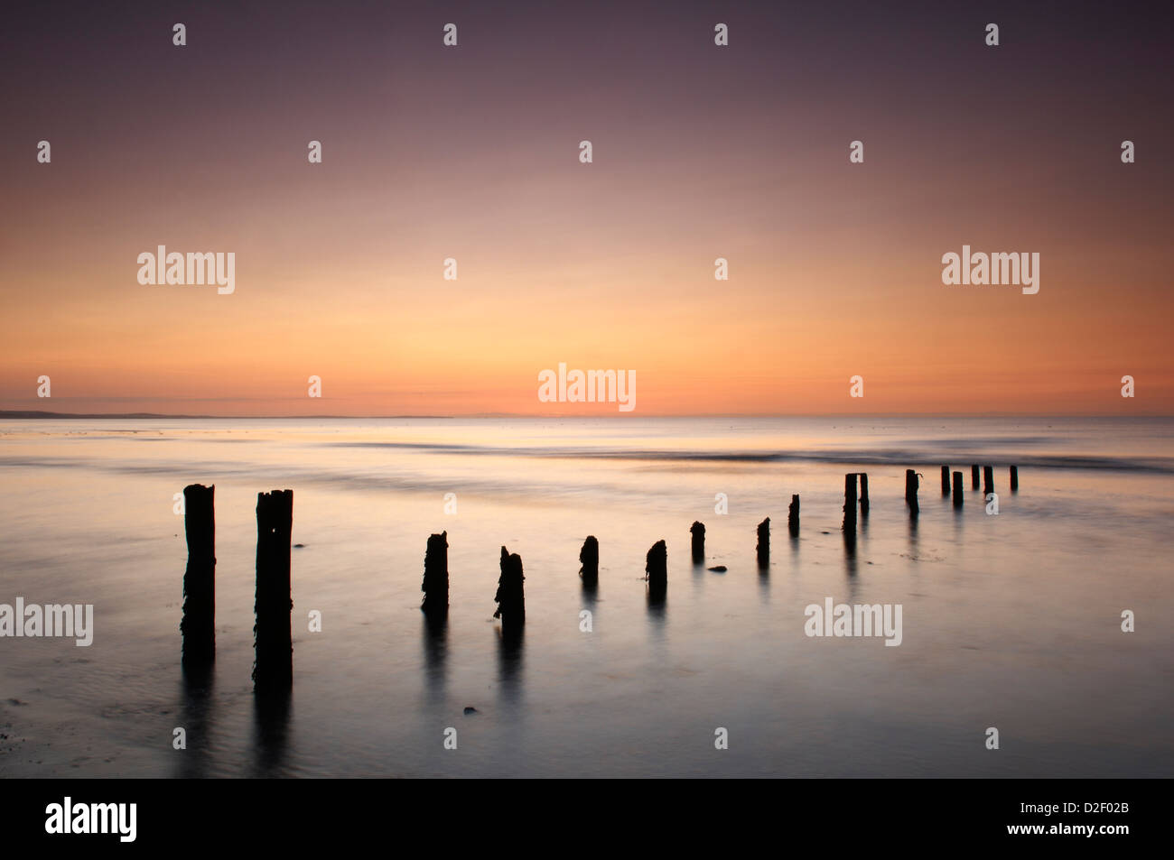 Sonnenaufgang über Newcastle Beach Count Down Northern Ireland und Reste von Sand Groind. Stockfoto