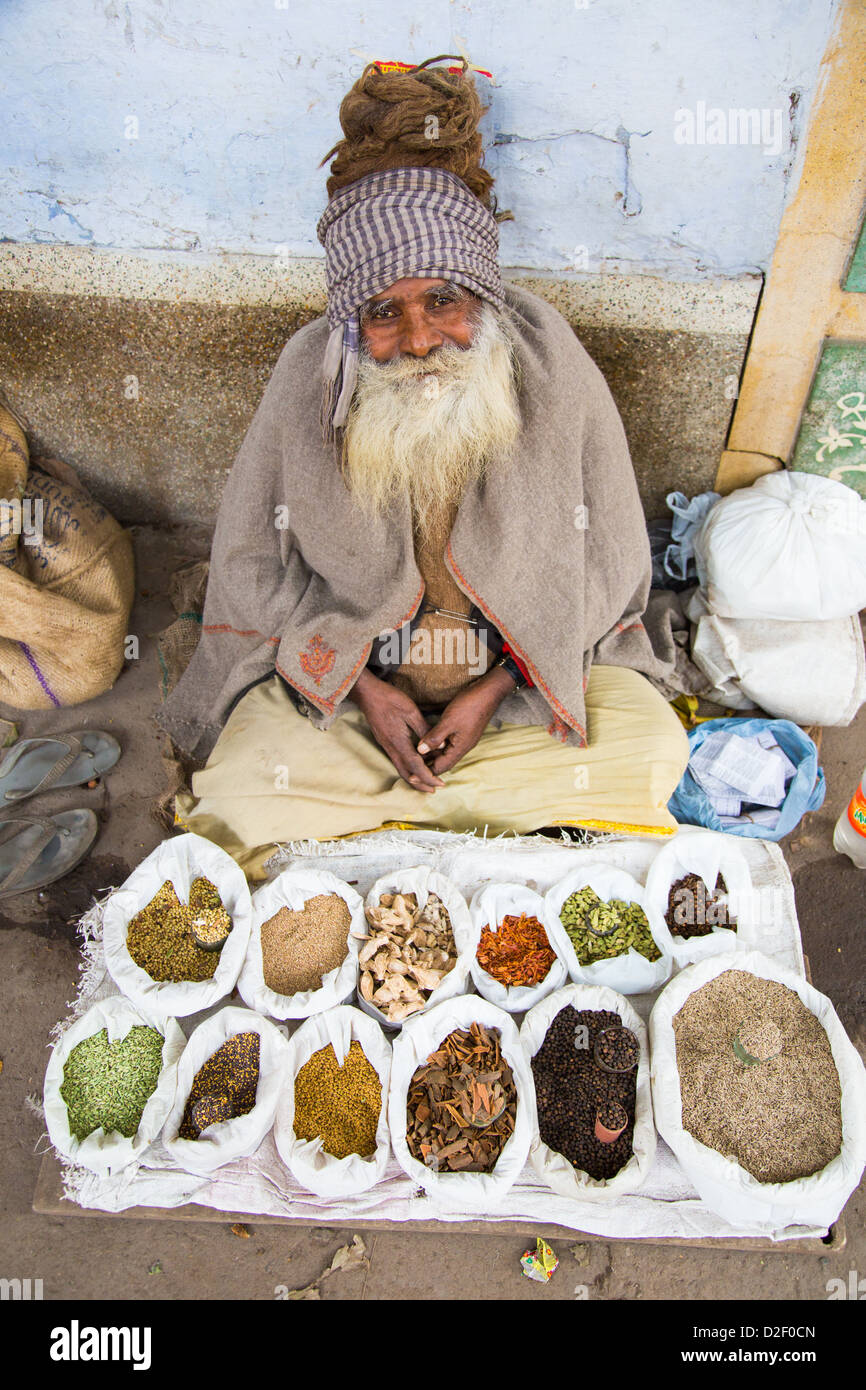 Alter Mann verkauft Gewürze in Alt-Delhi, Indien Stockfoto