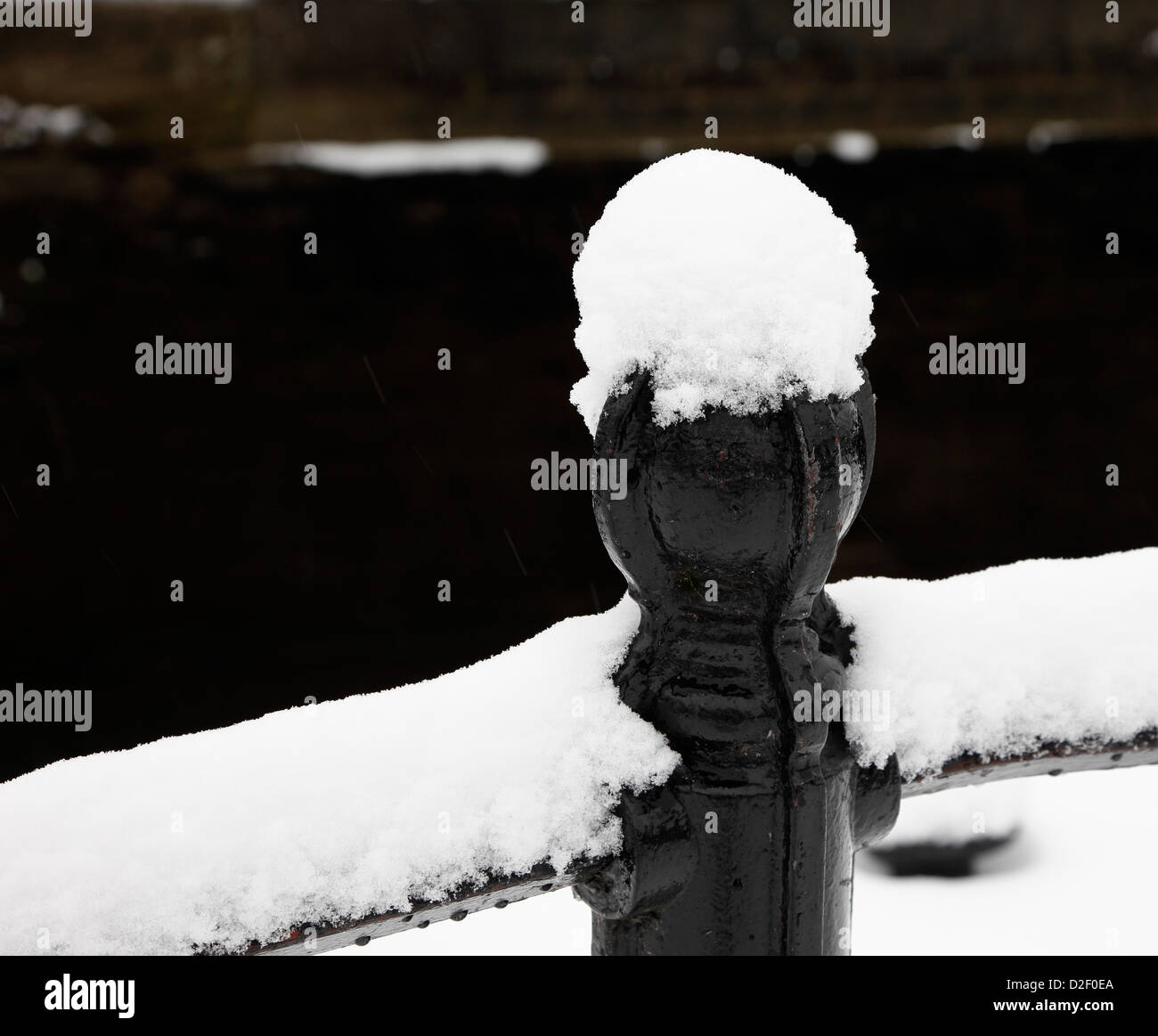Metall-Zaun im Winter mit Schnee bedeckt. Stockfoto