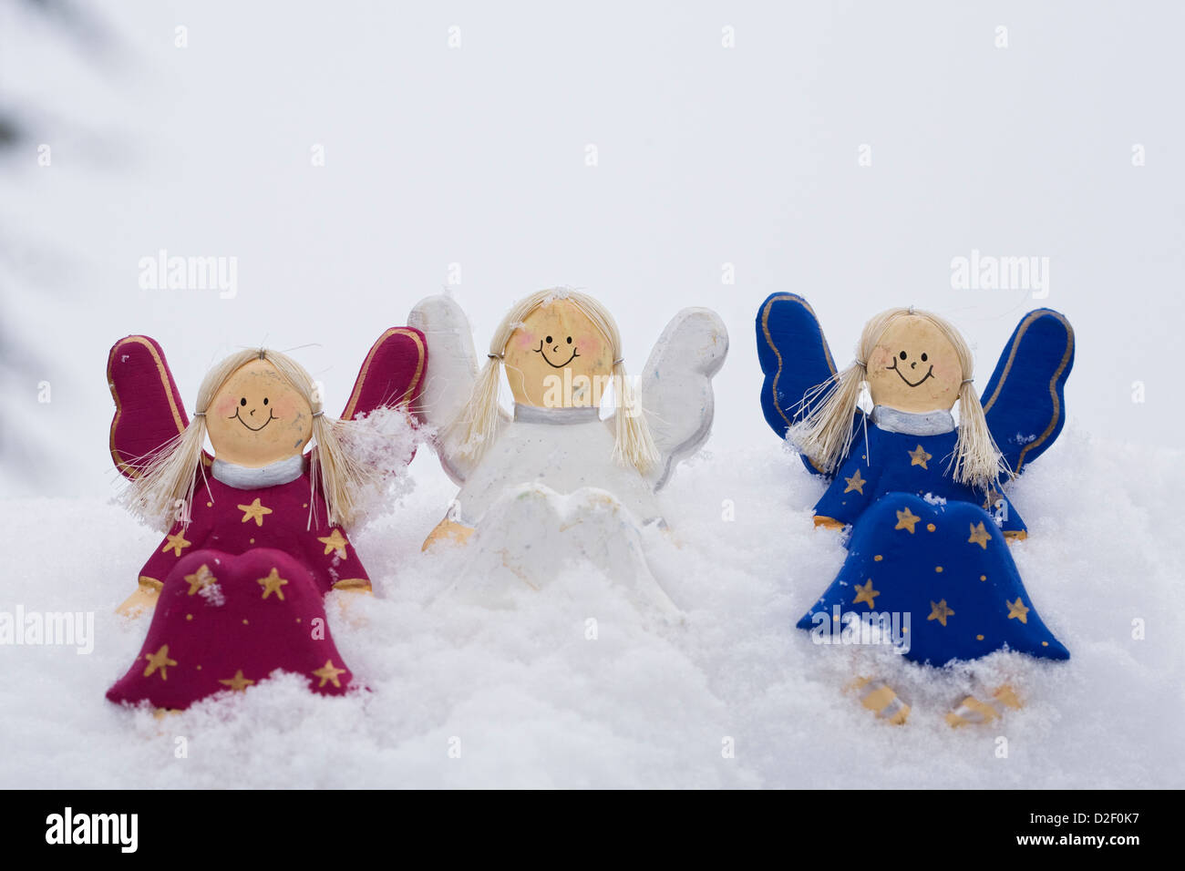 Drei dekorative Engel im Schnee. Stockfoto