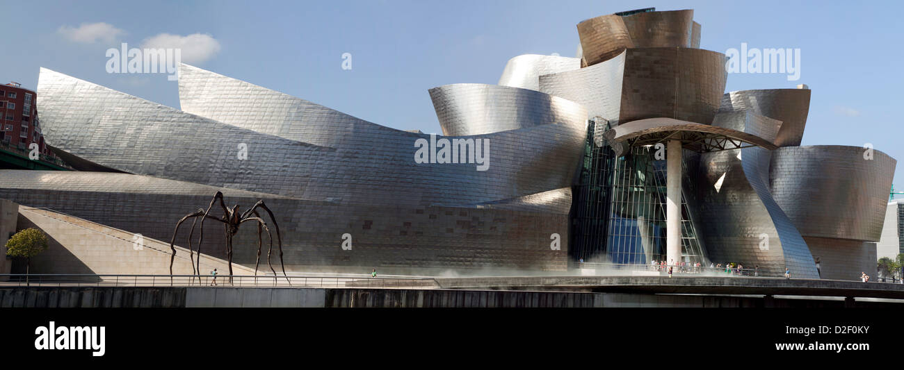 Ein sehr großes fotostickiertes Panoramabild des berühmten Guggenheim Museums in Bilbao, Spanien Stockfoto