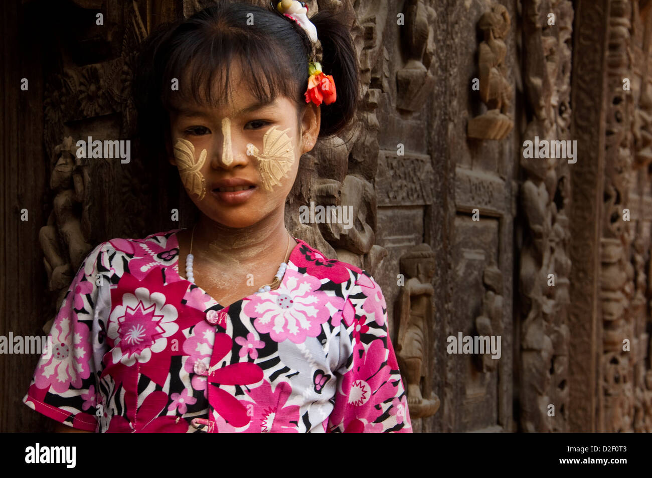 Ein Mädchen mit thanakar Stockfoto