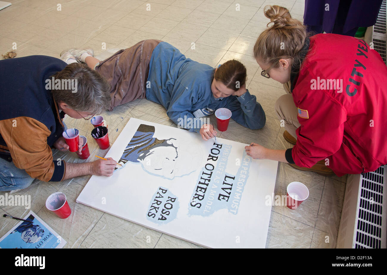 Über Martin Luther King Jr. Day malte Freiwilligen Plakate hängen in Detroit Collegiate Prep High School. Stockfoto