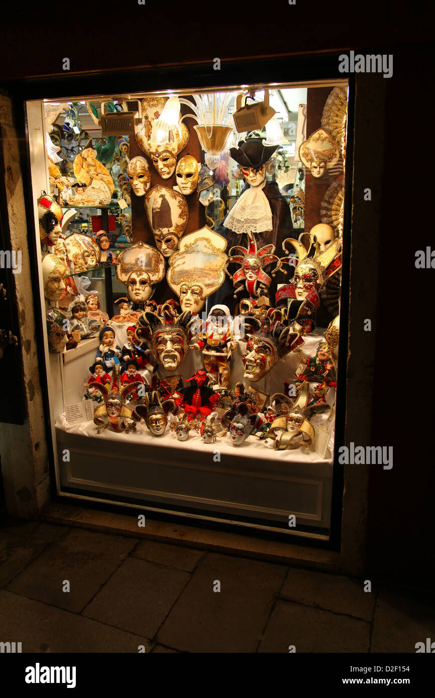 Karnevalsmasken Maskenball in einem Schaufenster Venedig Italien Stockfoto