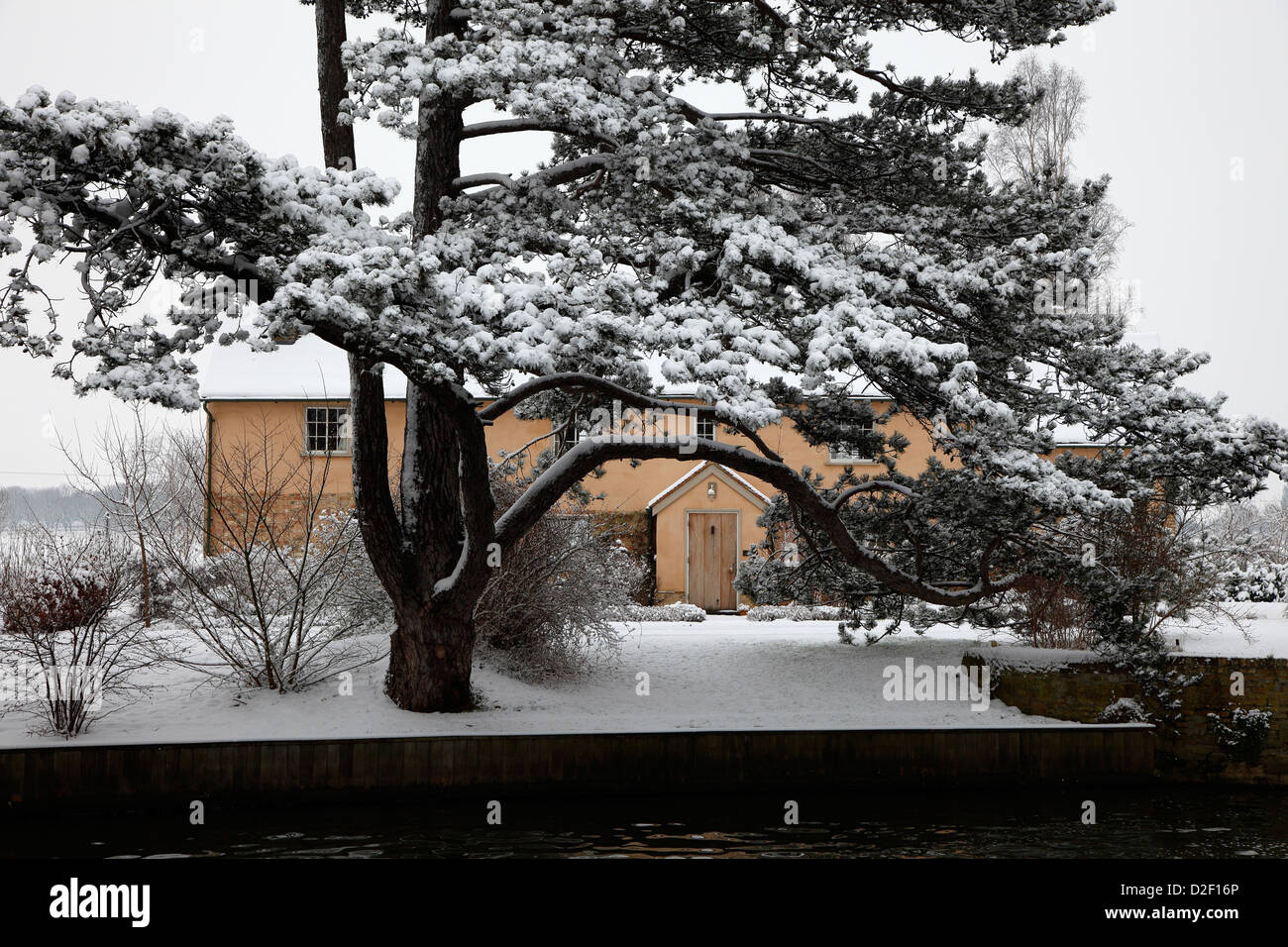 Haus am Fluss im Winter Schnee Fluss Cam Köder beißen Lock Milton Stockfoto