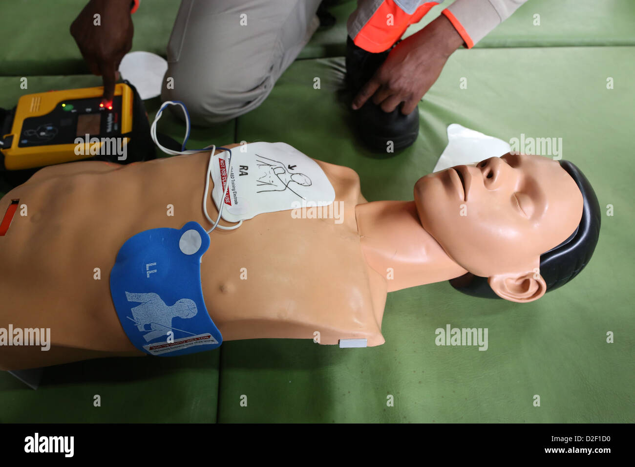 Workshop veranstaltet vom Roten Kreuz. Lebensrettende erste Hilfe an einem Modell. Defibrillator. Paris. Frankreich. Stockfoto