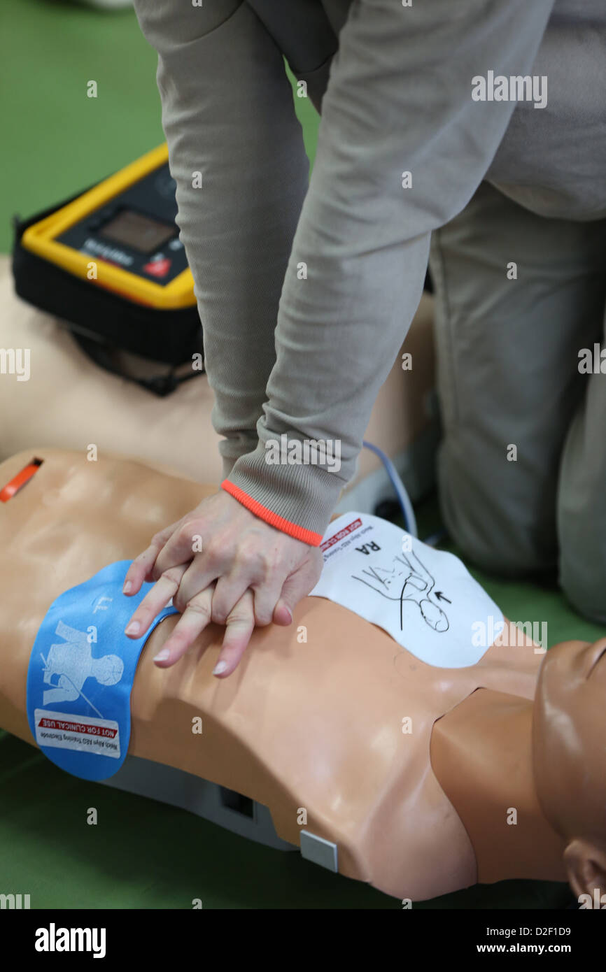 Workshop veranstaltet vom Roten Kreuz. Lebensrettende erste Hilfe an einem Modell. Defibrillator. Paris. Frankreich. Stockfoto