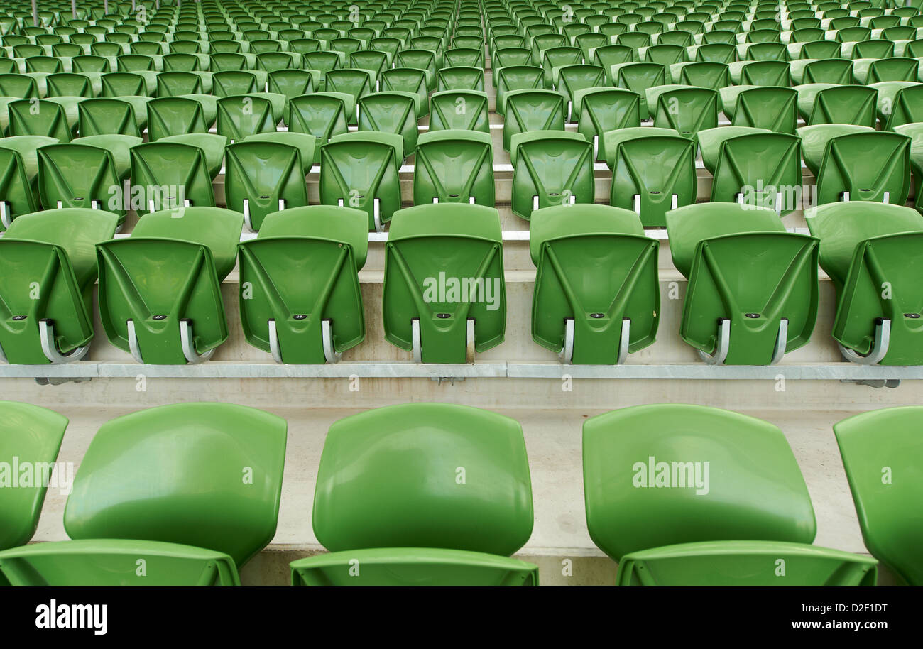 Leere grüne Kunststoff Sitzgelegenheiten an ein Aviva Stadion Stockfoto