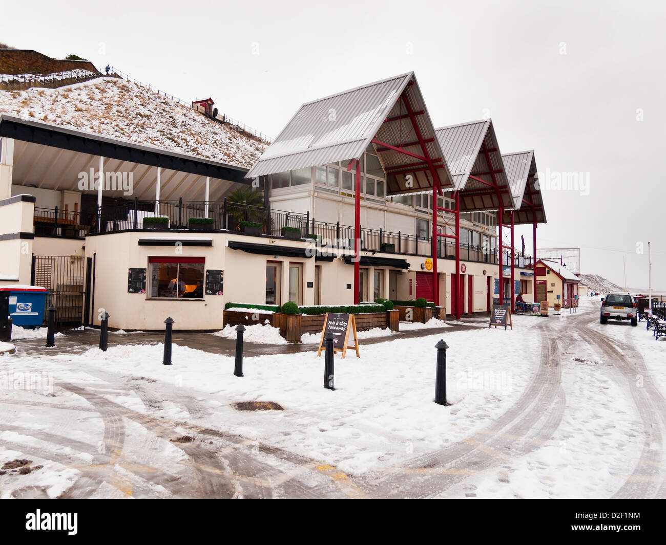 Saltburn Strandpromenade Geschäfte verlassen an einem kalten verschneiten Tag im Winter Januar 2013 Stockfoto