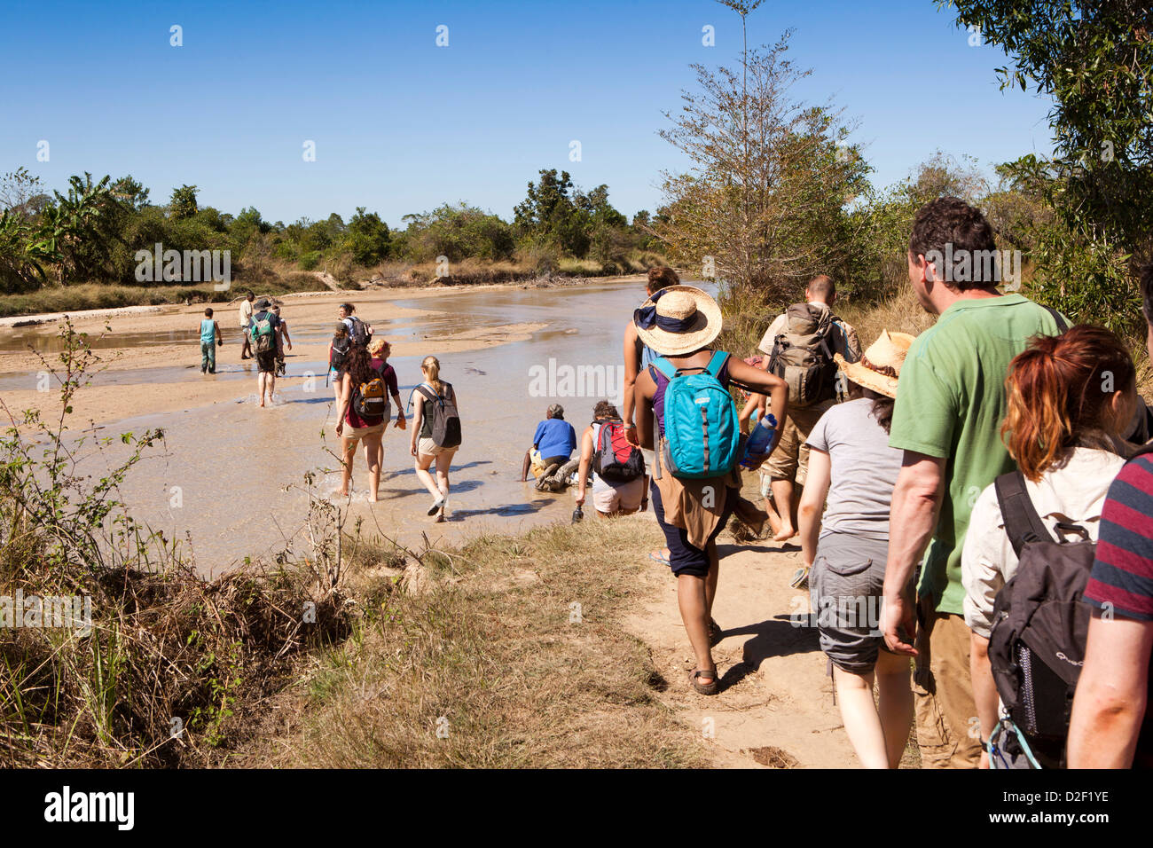 Madagaskar, Betrieb Wallacea Studenten über Mariarano Fluss in der Trockenzeit Stockfoto