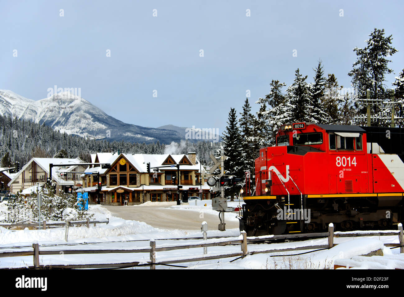Ein Canadian National Güterzug auf einem Bahnübergang in dem Städtchen Jasper Stockfoto
