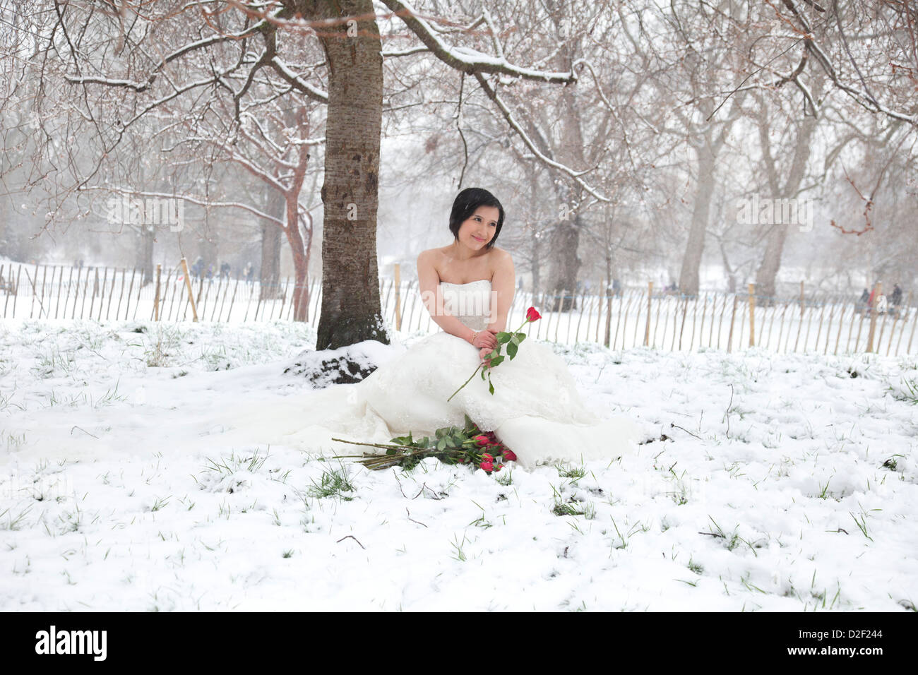 Chinesische Braut Sa Sa (27) haben einige Hochzeitsfotos als Schneefall sein deckt St James Park in London. Stockfoto