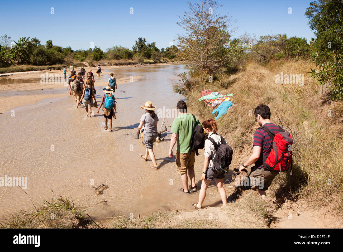 Madagaskar, Betrieb Wallacea Studenten über Mariarano Fluss in der Trockenzeit Stockfoto