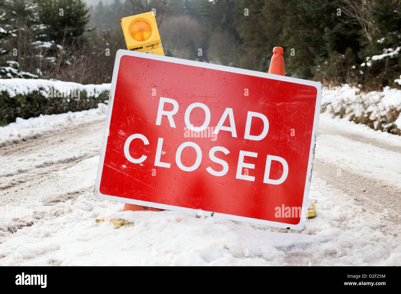 Straße Zeichen - Landstraßen geschlossen wegen Schnee geschlossen Stockfoto