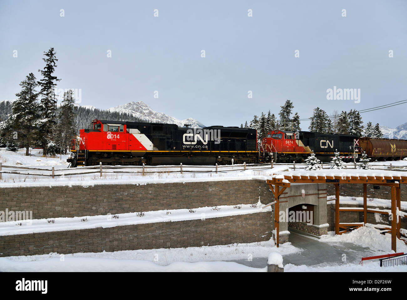 Ein Canadian National Güterzug Übergang über den Fußgängerweg in dem Städtchen Jasper Stockfoto