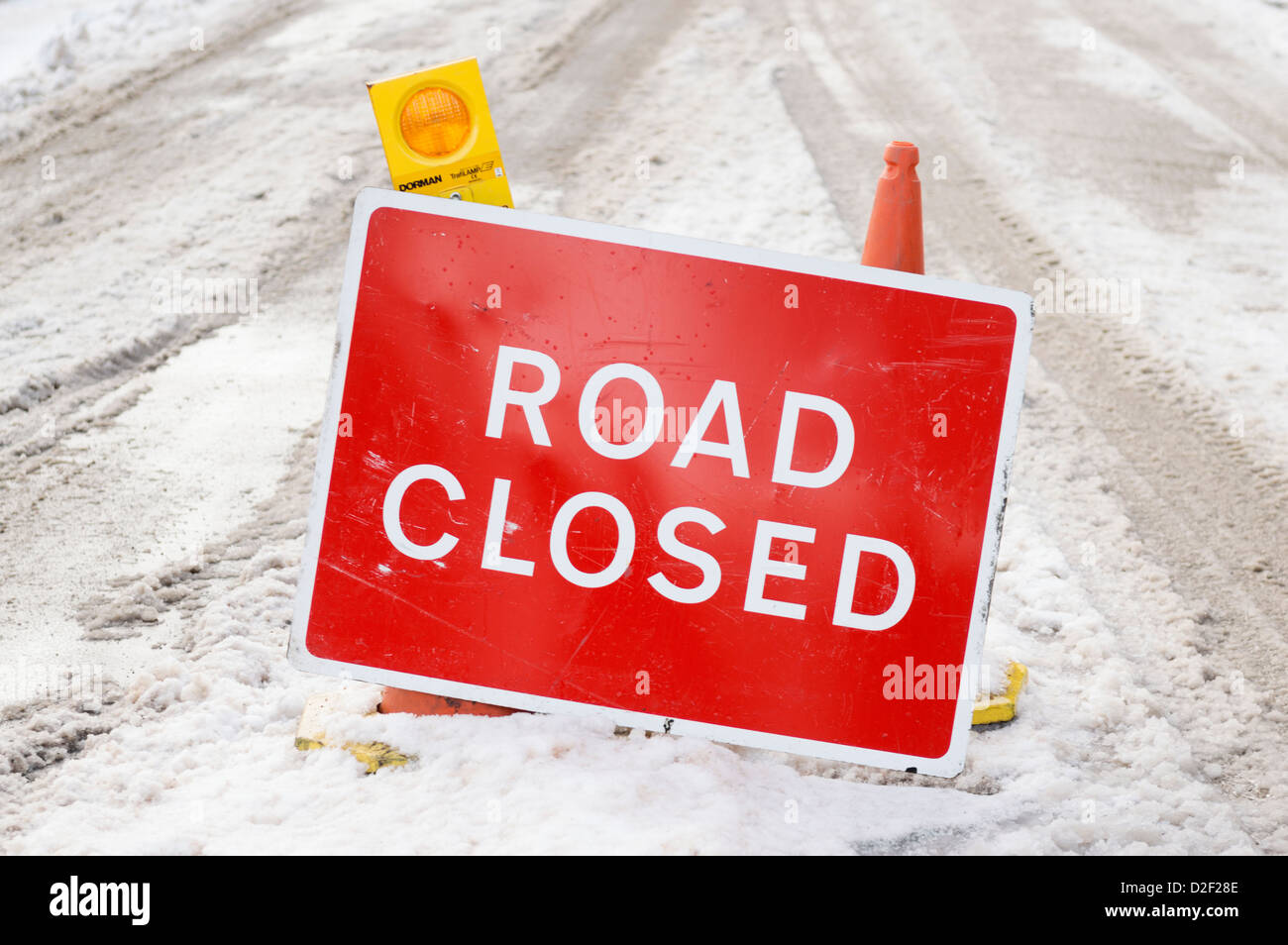 Straße Zeichen - Landstraßen geschlossen wegen Schnee geschlossen Stockfoto