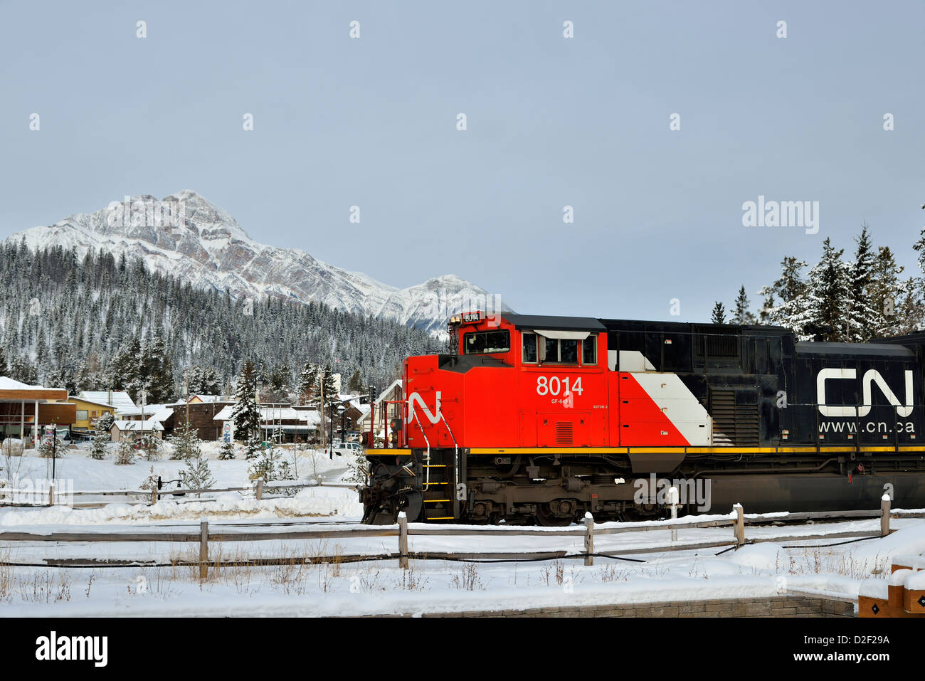 Ein Canadian National Güterzug unterwegs durch die Stadt Jasper Stockfoto