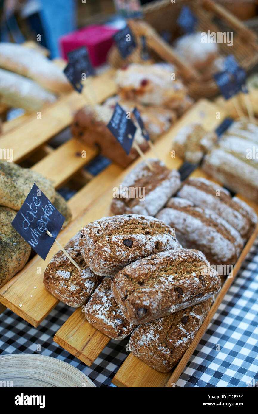 Frisch nach Hause gemacht Datum und Wheaten Brot auf St Georges indoor Farmers Market, Belfast, Northern Ireland Stockfoto