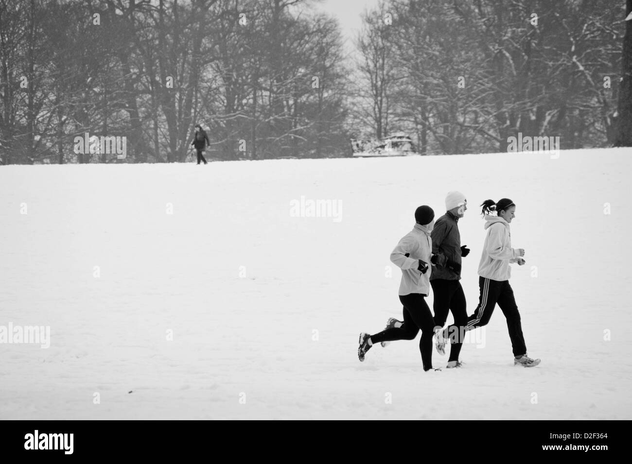 Läufer im Schnee Stockfoto