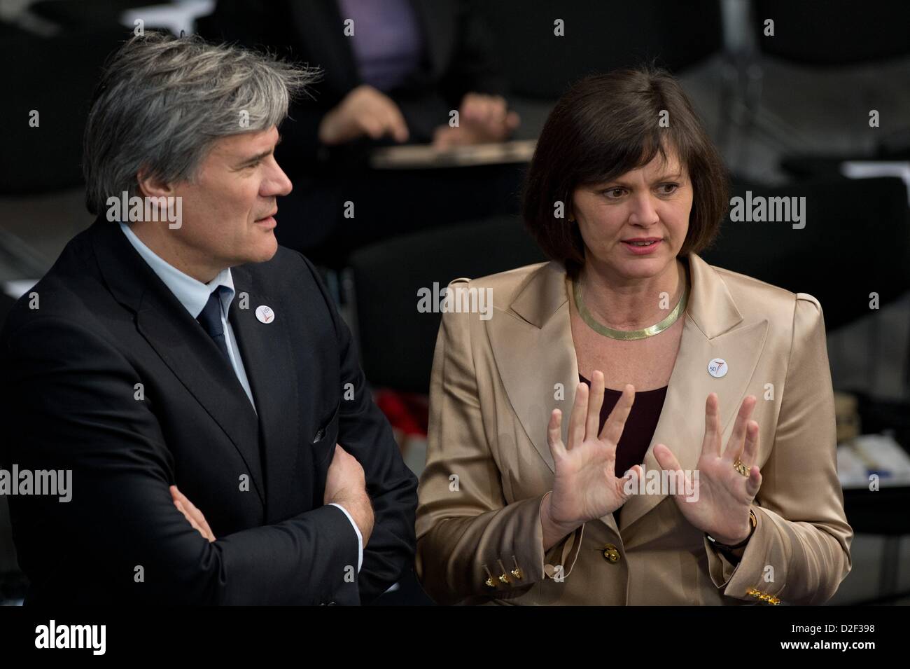 Deutsche Landwirtschaftsministerin Ilse Aigner spricht mit französischen Landwirtschaftsminister Stéphane le Foll vor Beginn einer Sitzung des deutschen und französischen Abgeordneten im Deutschen Bundestag in Berlin, Deutschland, 22. Januar 2013. Feierlichkeiten statt zum 50. Jahrestag der Unterzeichnung des Elysée-Vertrags am 22. Januar 1963. Foto: SOEREN STACHE Stockfoto