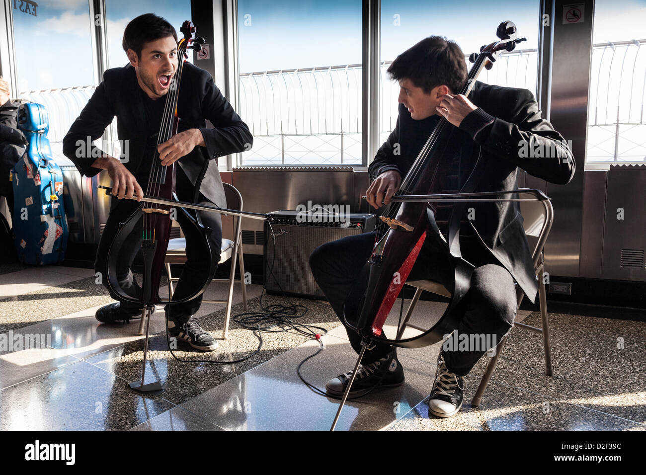 2 Violoncelli Stjepan Hauser Luka Sulic am 86. des Empire State Building Stock Sternwarte hier in New York City, New York, USA. Stockfoto