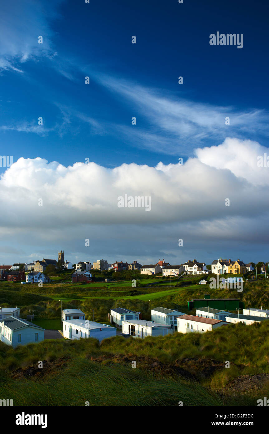Castlerock Stadt mit Caravan Park im Vordergrund, County Londonderry-Nordirland Stockfoto