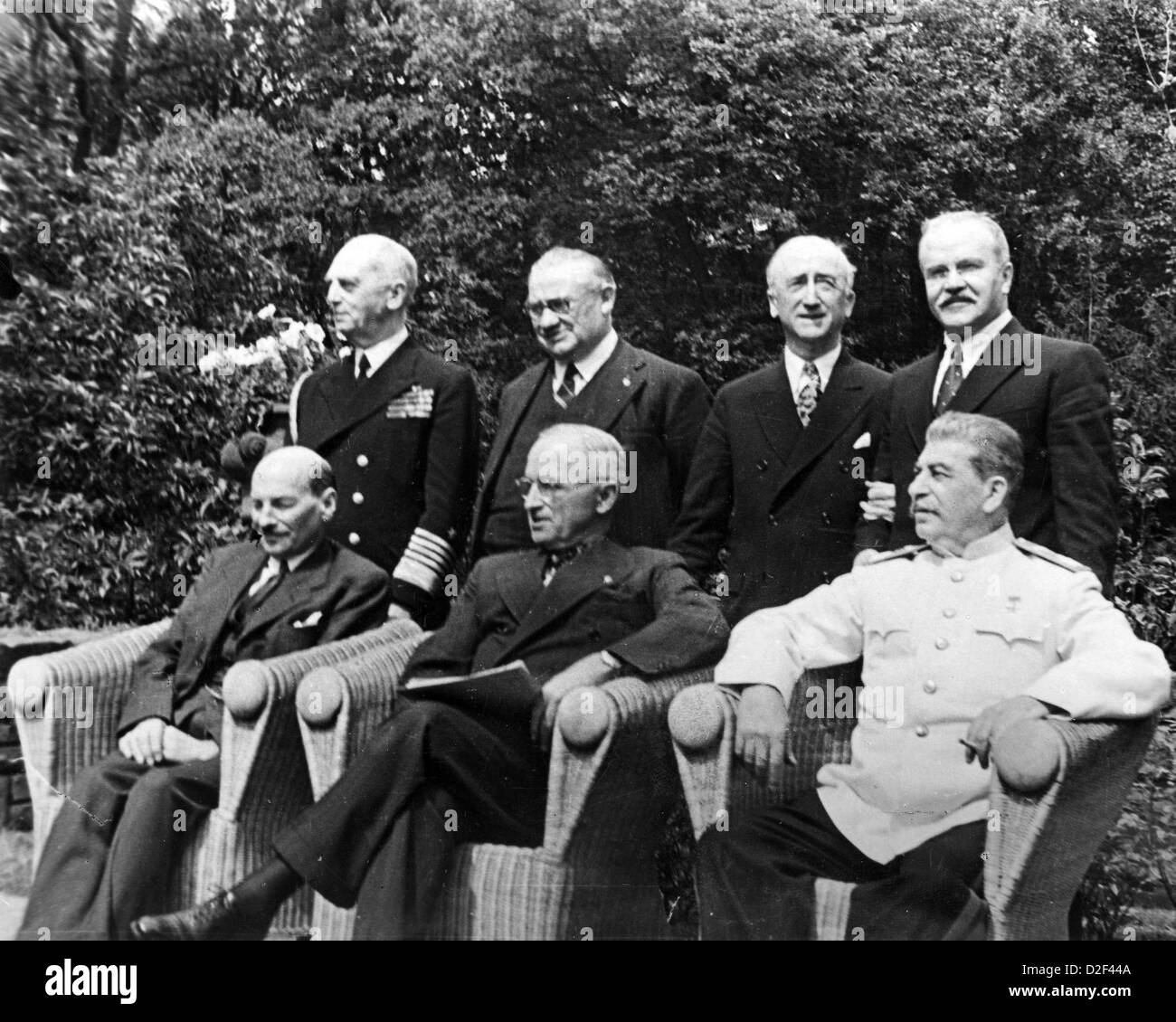 Konferenz von POTSDAM Juli / August 1945. Sitzend von links: Clement Attlee, Harry Truman, Joseph Stalin. Siehe Beschreibung für andere Stockfoto