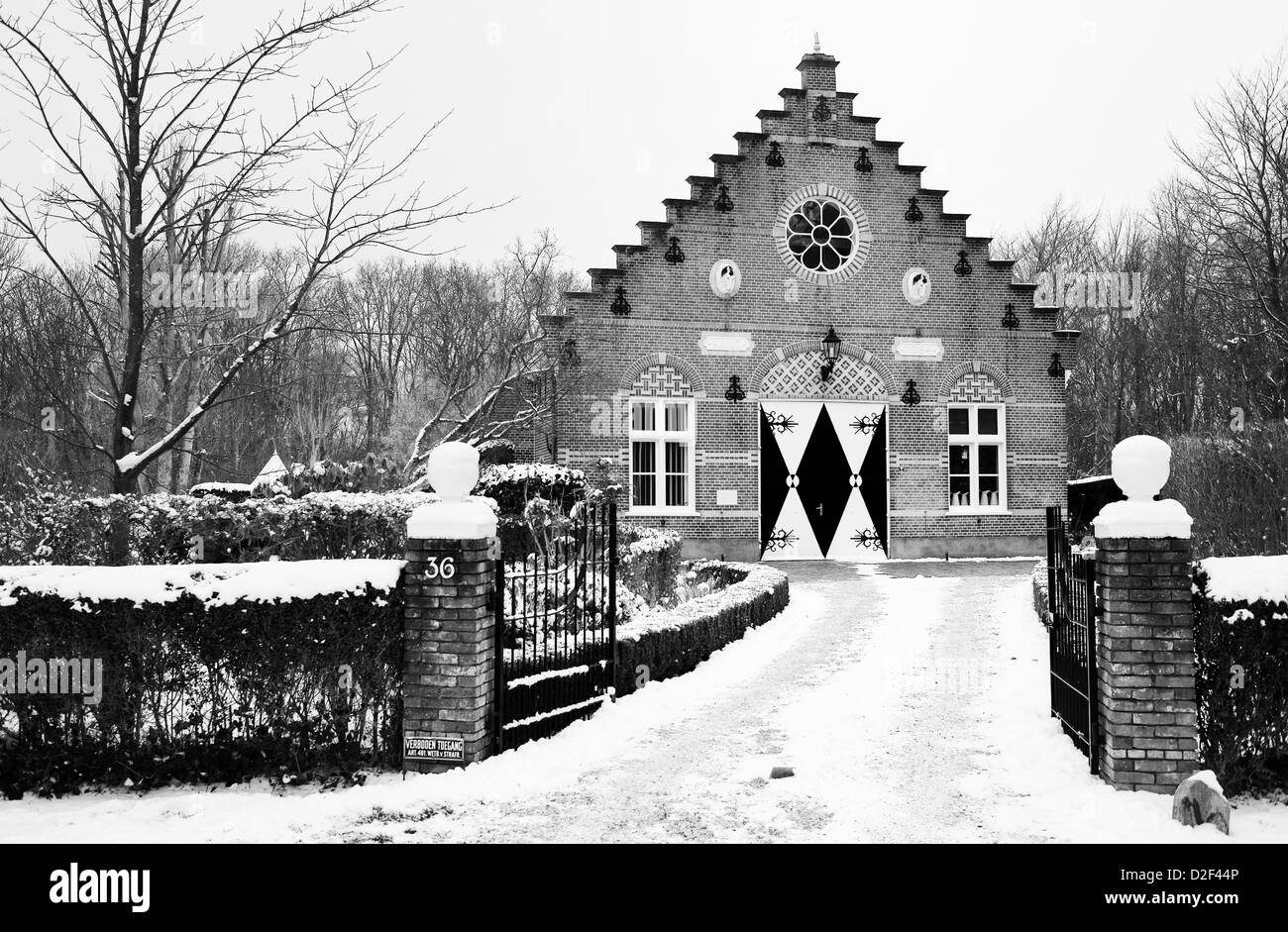 Traditionellen holländischen Baustil, alte im Winter nach Schneefällen. Stockfoto