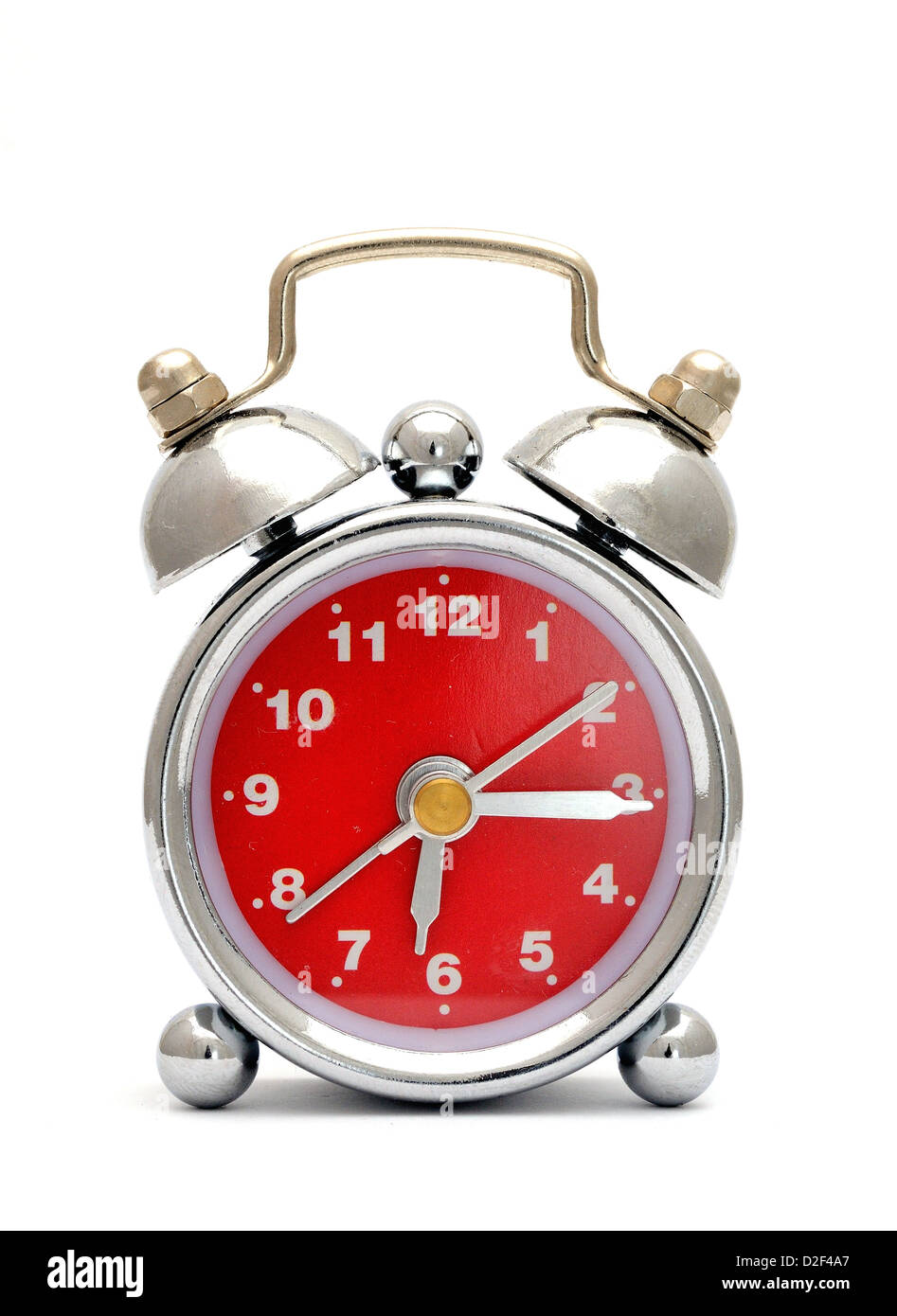 Alte Metall-Wecker mit rotem Zifferblatt auf dem weißen Hintergrund. Stockfoto