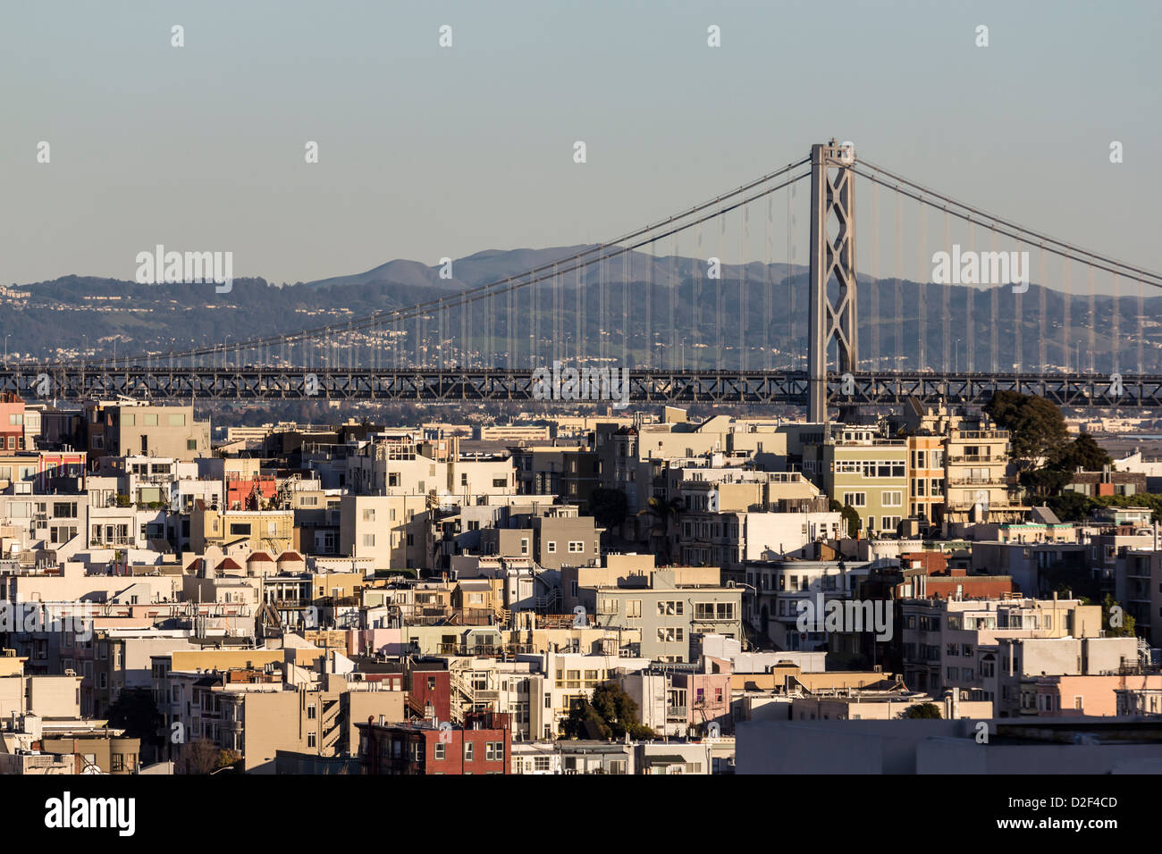 San Francisco Hang Häuser mit der Bay Bridge im Hintergrund. Stockfoto