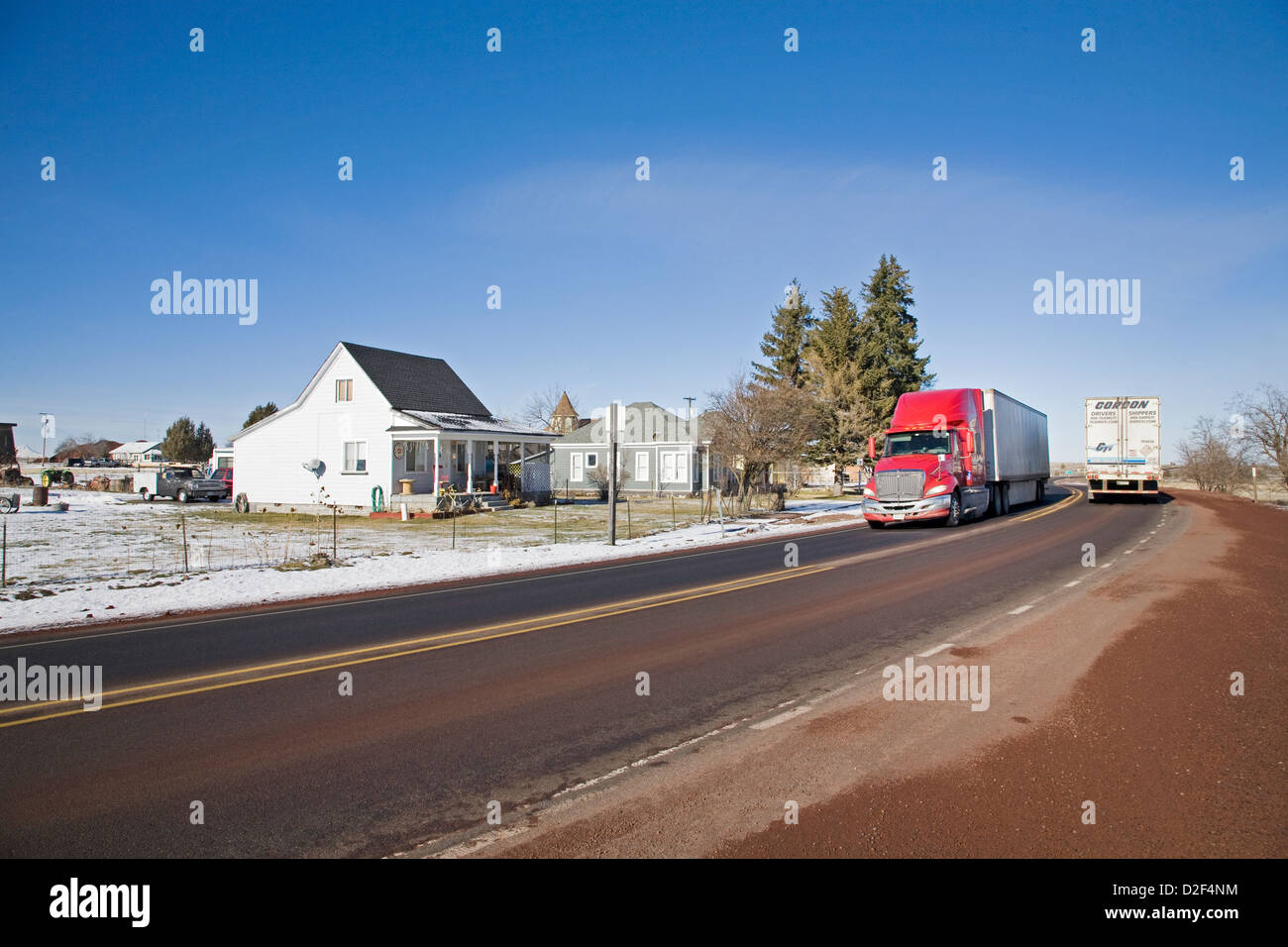 Ein Sattelschlepper fährt durch die Geisterstadt Shaniko, Oregon Stockfoto